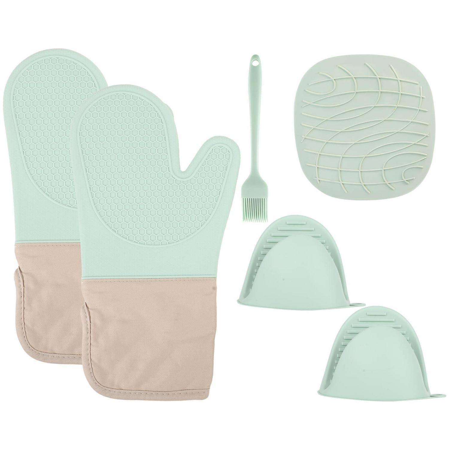Minzgrünes und beiges Silikon-Küchenzubehör-Set mit zwei Ofenhandschuhen, einem kleinen Pinsel, einem quadratischen Untersetzer und zwei Topflappen.