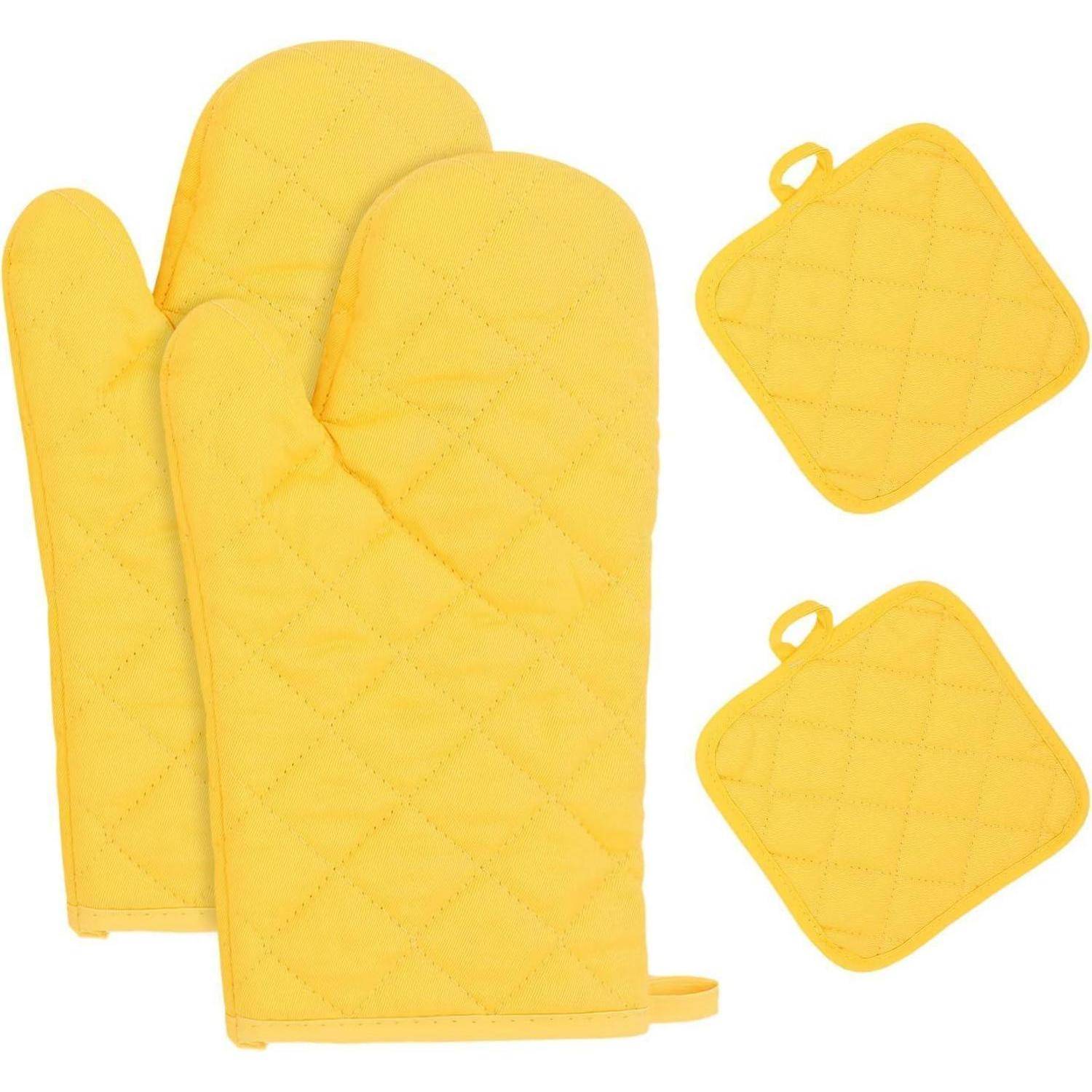 Gelbe gesteppte Ofenhandschuhe und zwei passende Topflappen auf weißem Hintergrund.