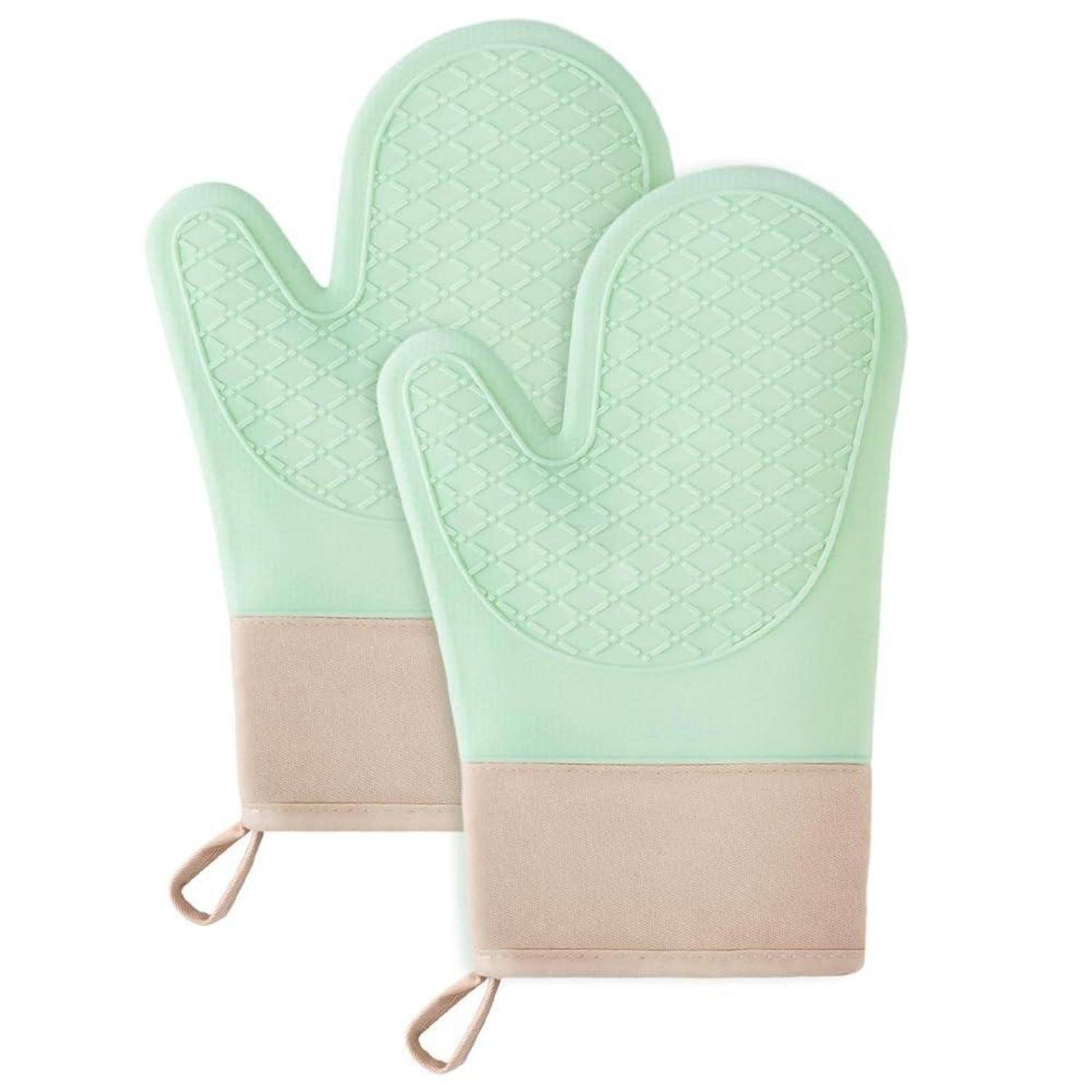 Paar mintgrüne Ofenhandschuhe mit beigen Manschetten und Aufhängeschleifen auf weißem Hintergrund.