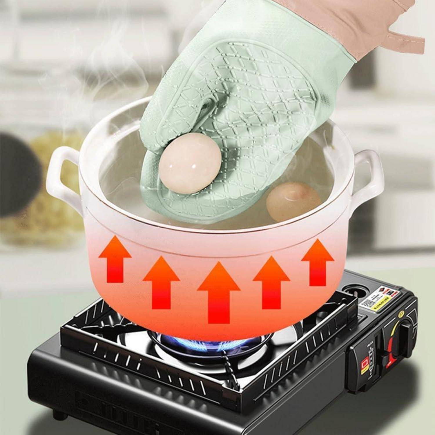Ofenhandschuh hält ein gekochtes Ei über einem dampfenden Topf auf einem Gasbrenner und demonstriert Wärmeschutz beim Kochen.