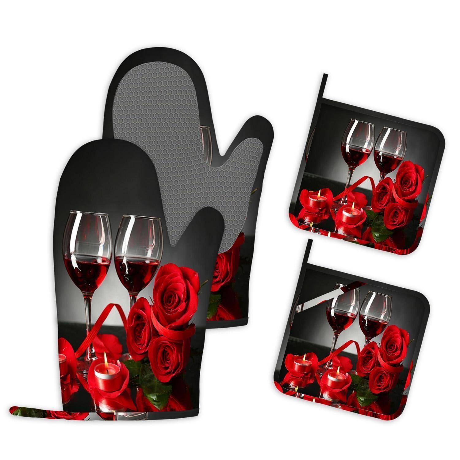 Zwei schwarze Ofenhandschuhe und zwei Topflappen mit einem Design aus roten Rosen, Weingläsern und einer Kerze auf weißem Hintergrund.