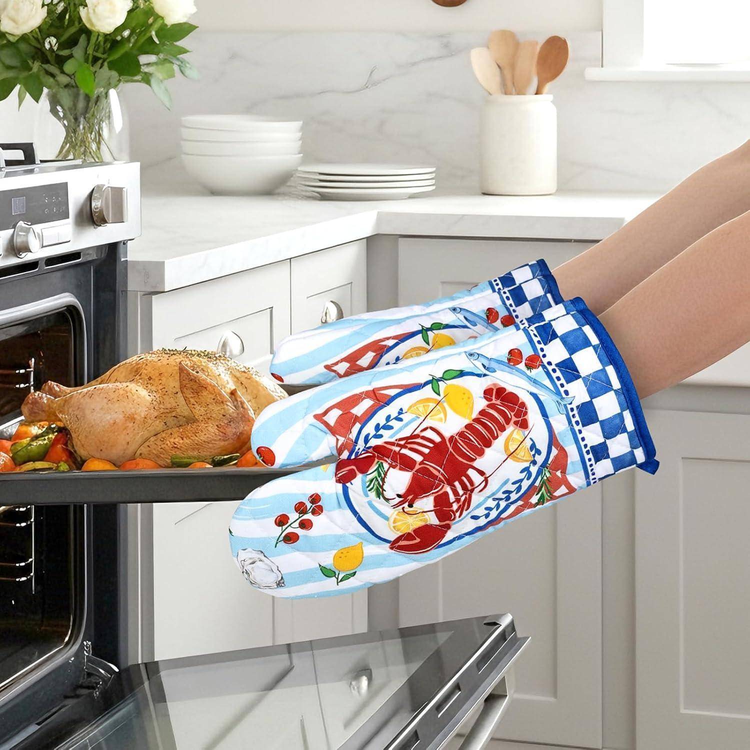 Eine Person, die Ofenhandschuhe mit Hummerprint trägt, zieht einen gebratenen Truthahn aus einem Ofen in einer hellen Küche.