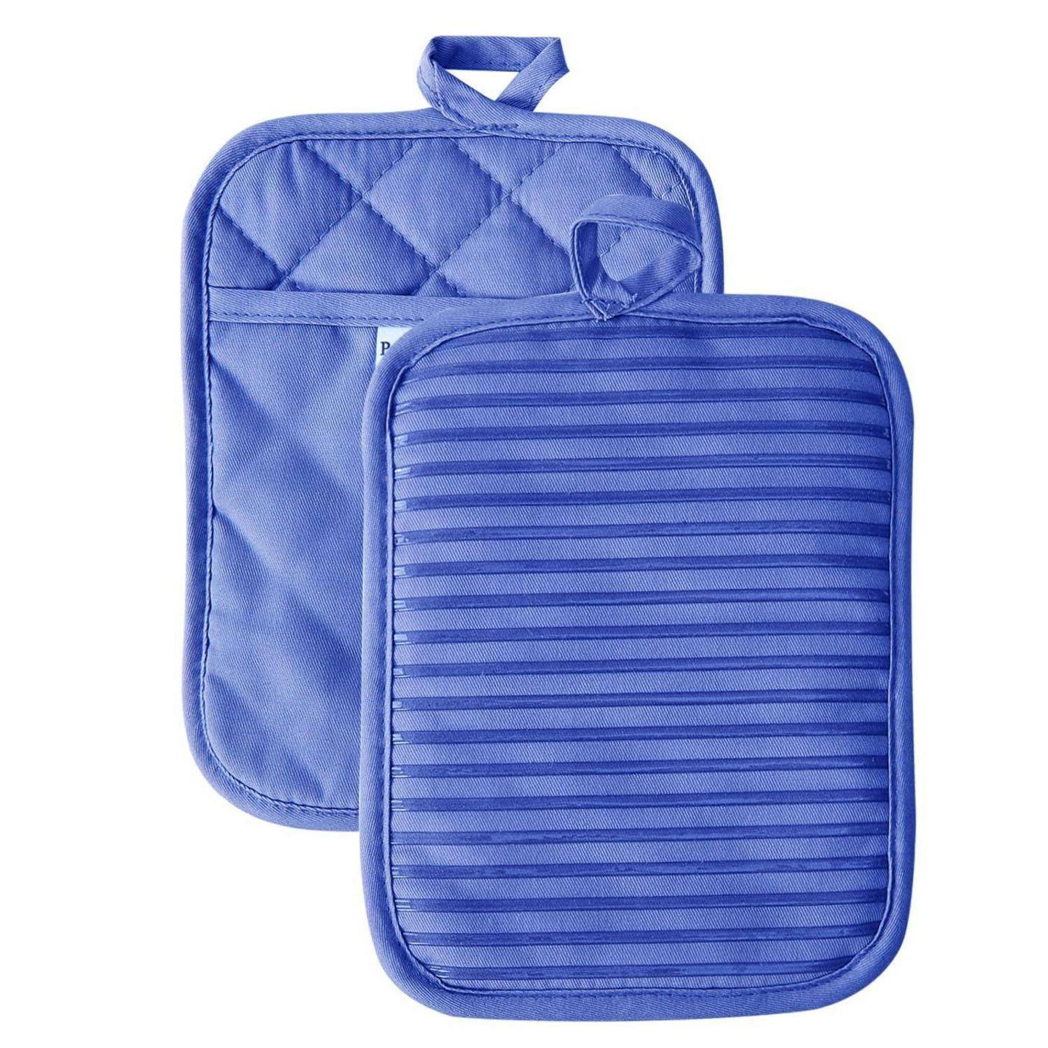 Zwei blaue gesteppte isolierte Taschen oder Lunchboxen mit Reißverschlussverschlüssen, übereinander gestapelt auf weißem Hintergrund.