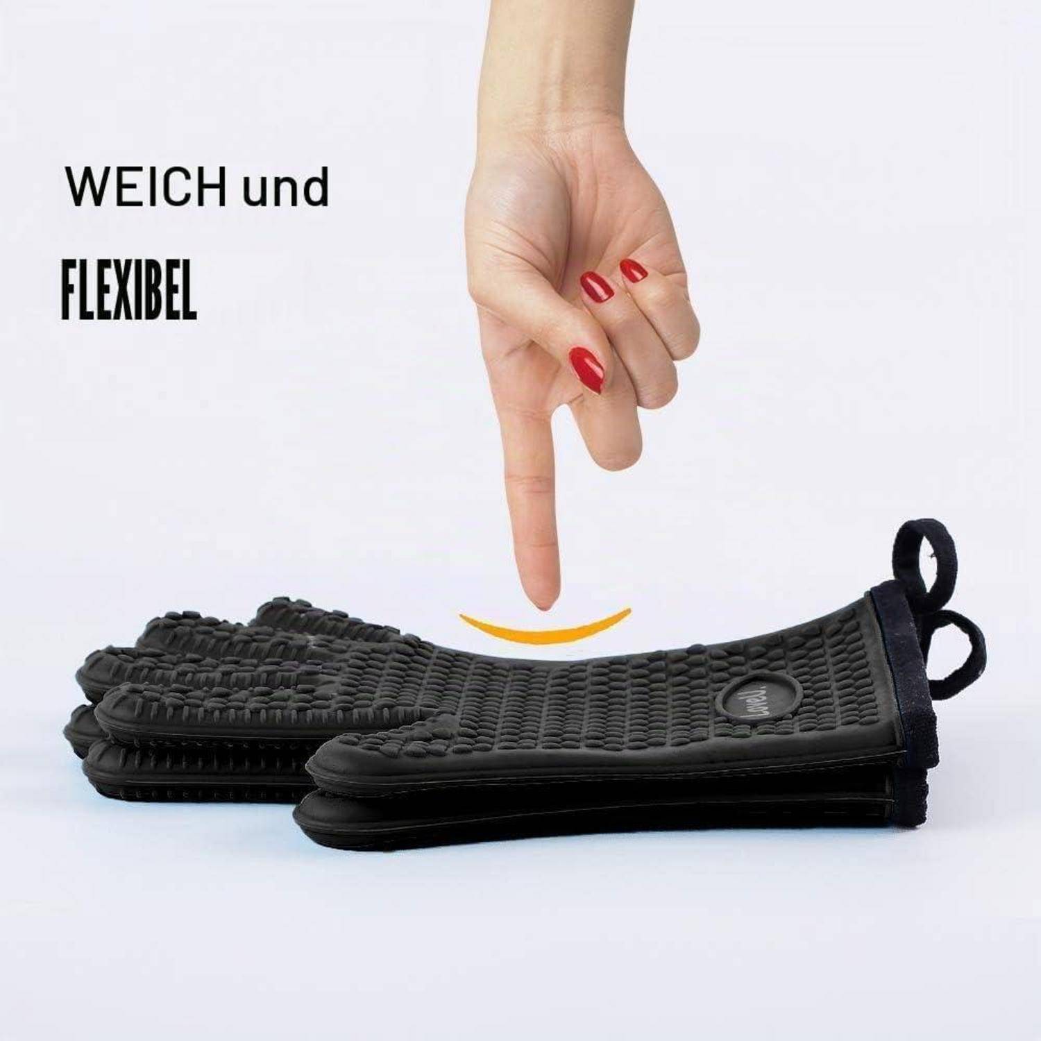Hand drückt einen schwarzen strukturierten Ofenhandschuh mit Text „WEICH und FLEXIBEL