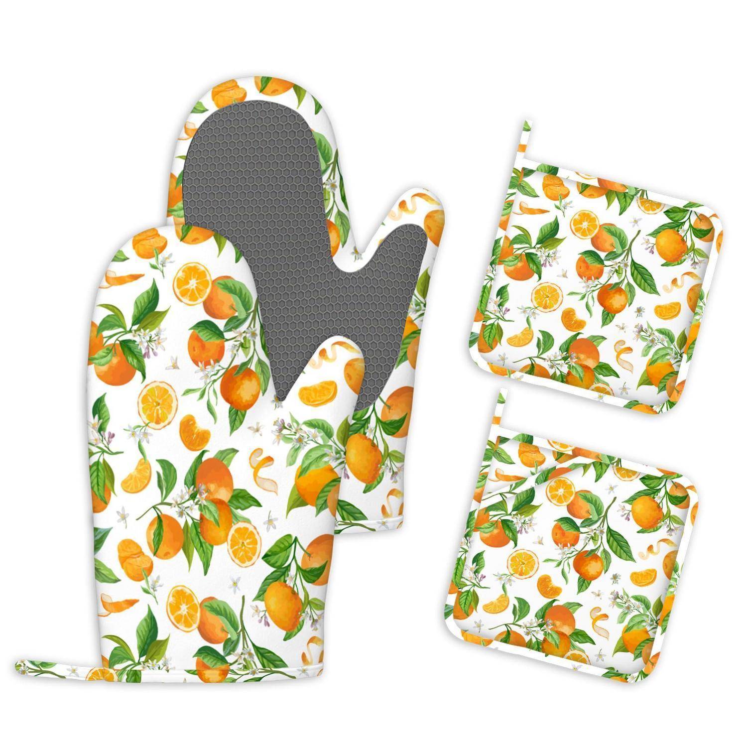 Orangefarbener Ofenhandschuh mit Muster und zwei passende Topflappen mit grauem hitzebeständigem Rücken.