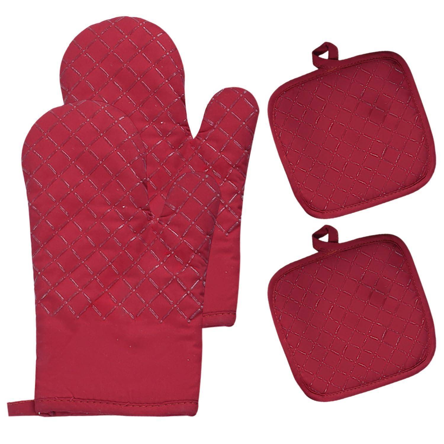 Rote gesteppte Ofenhandschuh mit zwei passenden quadratischen Topflappen auf weißem Hintergrund.