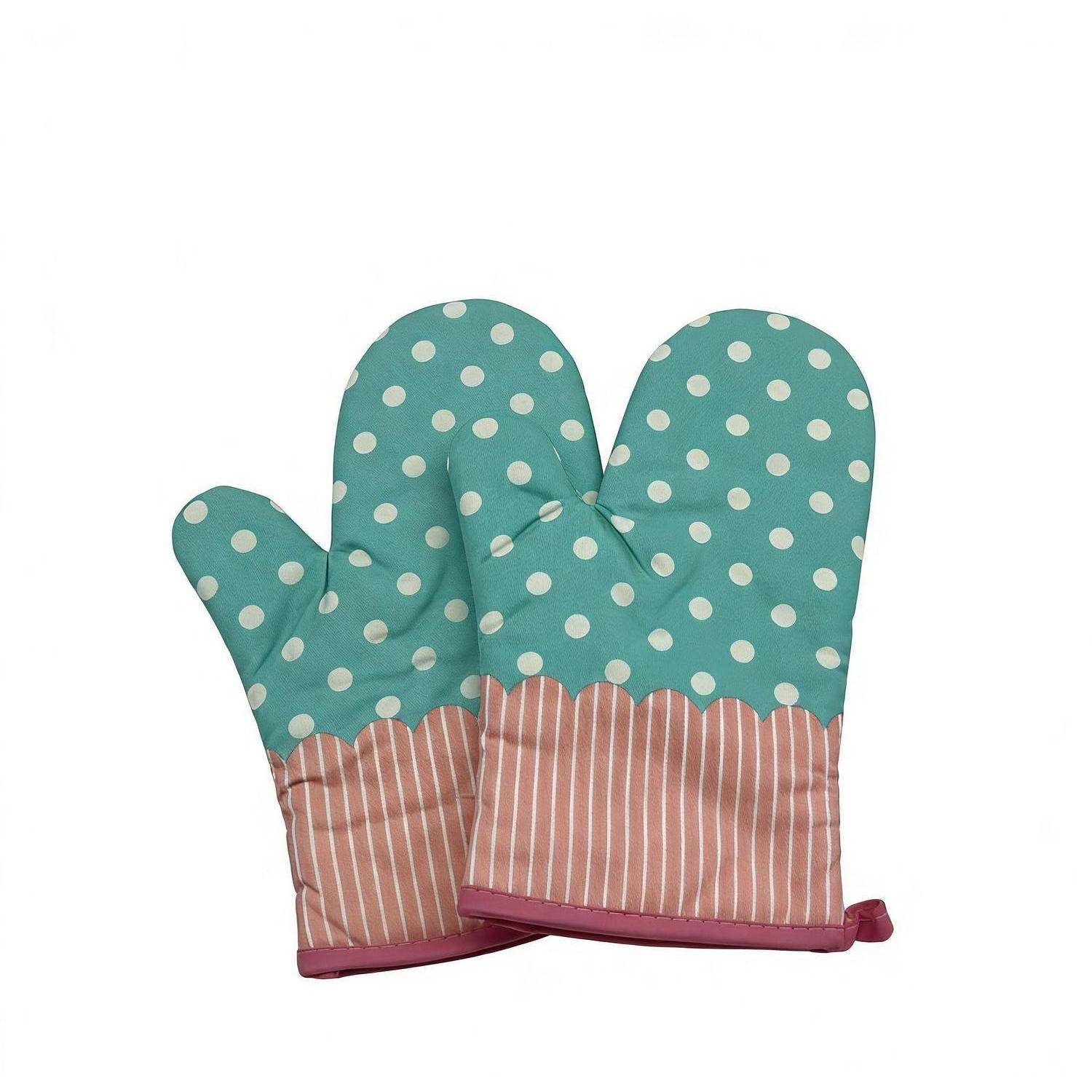 Paar türkisfarbener Ofenhandschuhe mit Polka-Dots und rosa gestreiften Bündchen auf weißem Hintergrund.