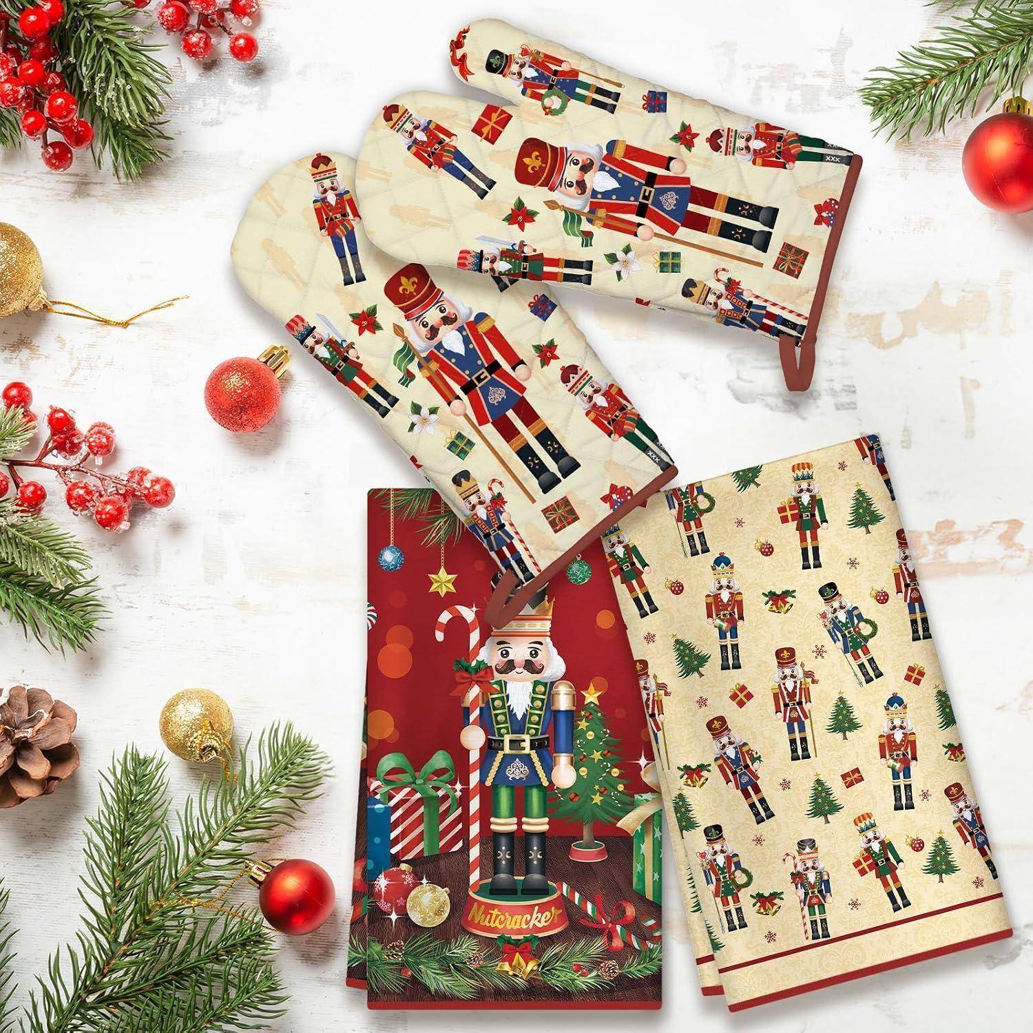 Vier Nussknacker-Geschenktas oder Notizbücher, die auf einem weißen Weihnachtshintergrund mit Kiefernzweigen, Weihnachtskugeln und Tannenzapfen angeordnet sind.