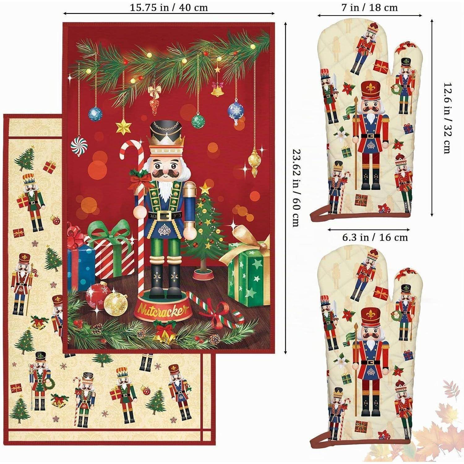 Weihnachtsdeko-Set mit Nussknacker: ein Teppich und passende Ofenhandschuh und Topflappen mit Nussknacker- und Baummustern, gezeigt mit Größenangaben.