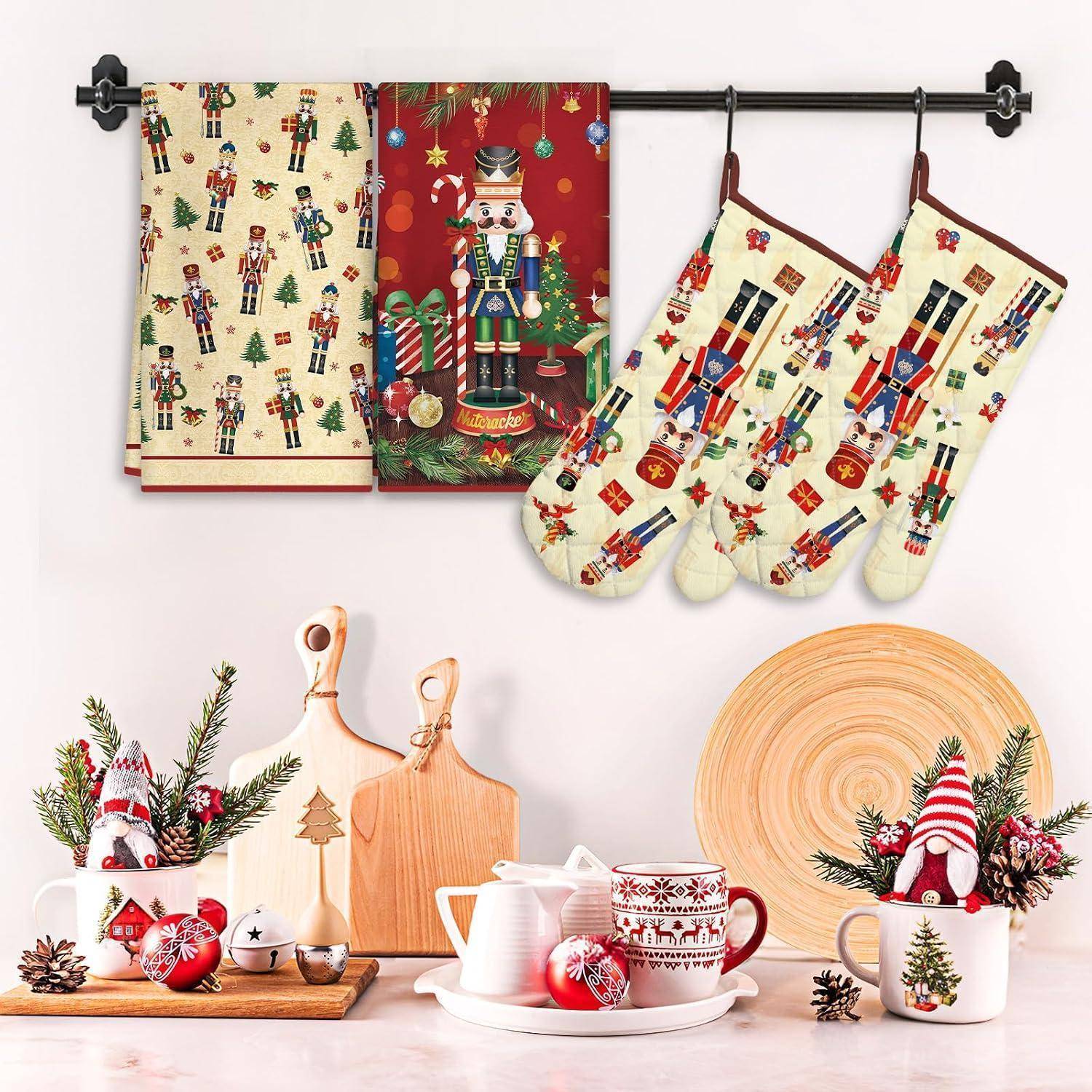 Festliche Küchenschere mit Nussknacker-Motiv, Handtücher, Ofenhandschuhe, Schneidbretter, Tassen, Teller, Ornamente und festliche Kieferndekorationen zur Schau gestellt.