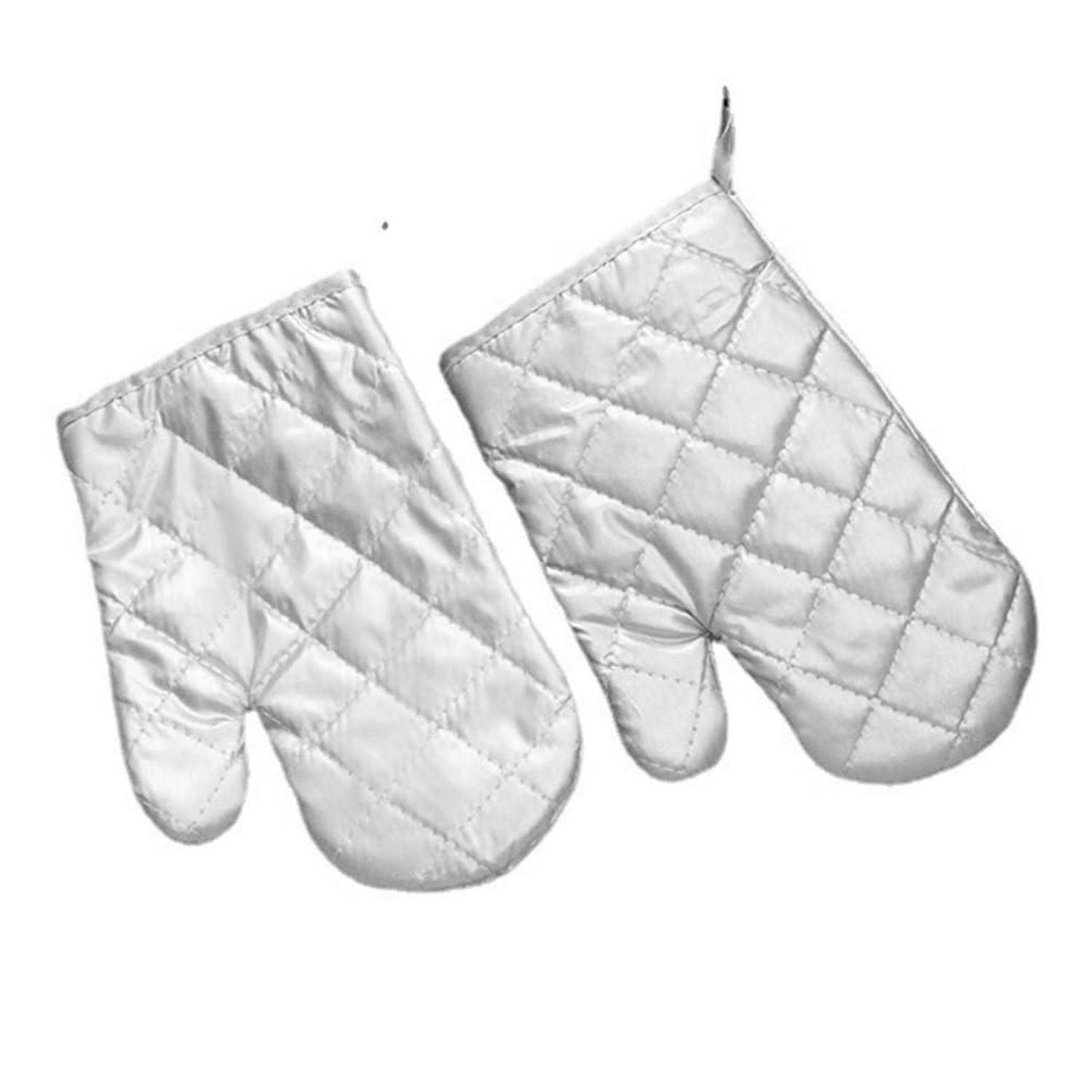 Paar weiße gesteppte Ofenhandschuhe mit Rautensteppung, nebeneinander auf einfachem Hintergrund dargestellt.