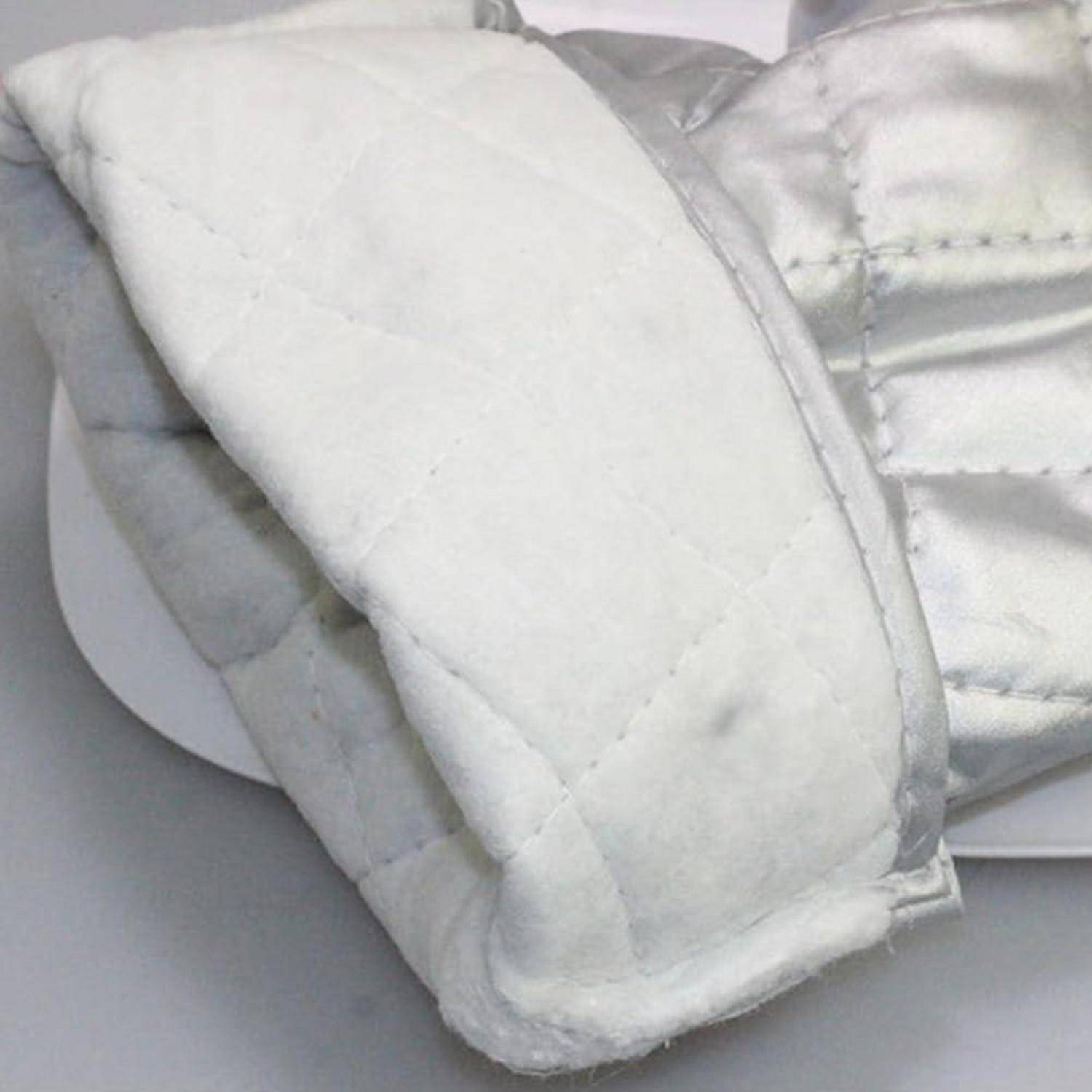Nahaufnahme eines weißen gepolsterten Stoff-Handschuhs oder einer Schutzhandschuh mit sichtbarem Nähgarn, gefaltet auf einer hellen Oberfläche.