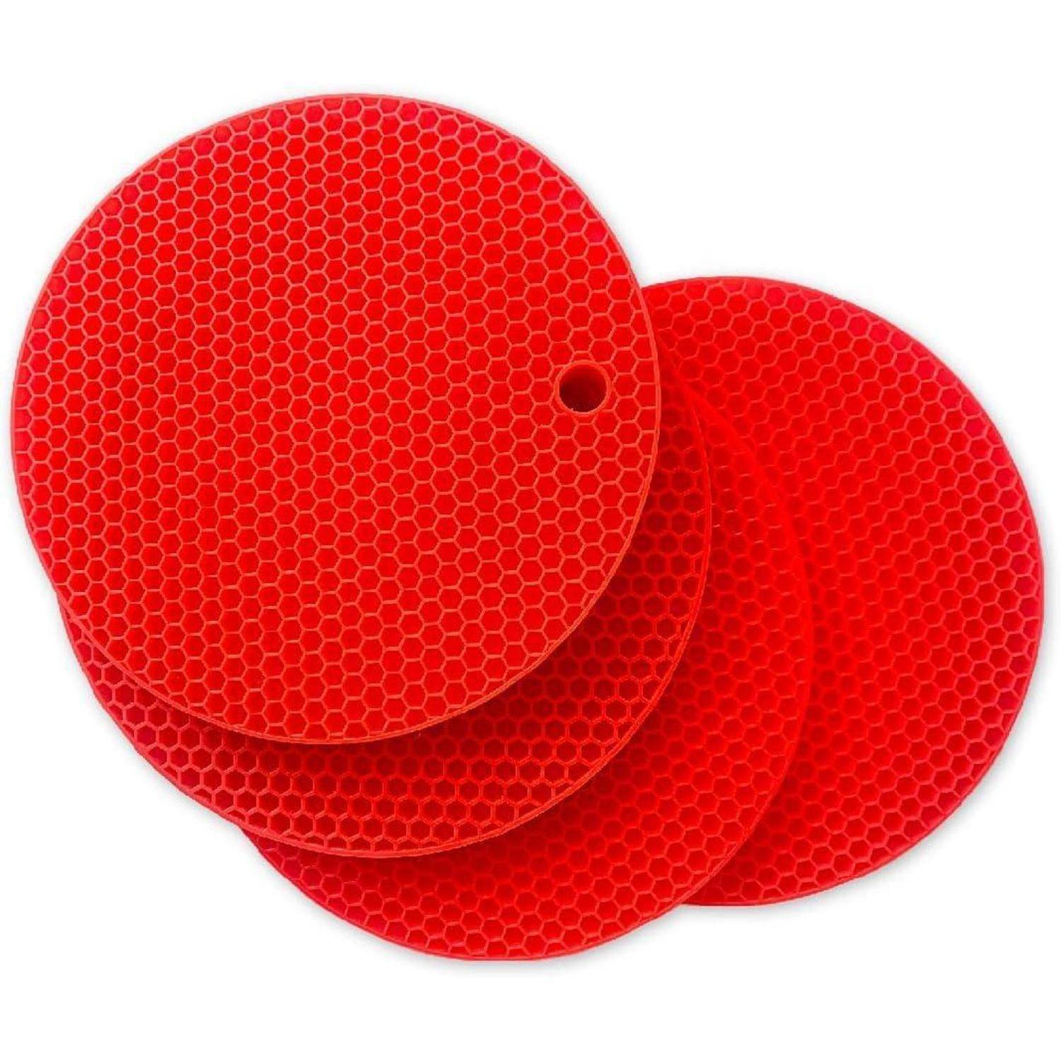 Stapel roter kreisförmiger Wabengriffpads mit einem kleinen Aufhängeloch, sich überlappend auf weißem Hintergrund.