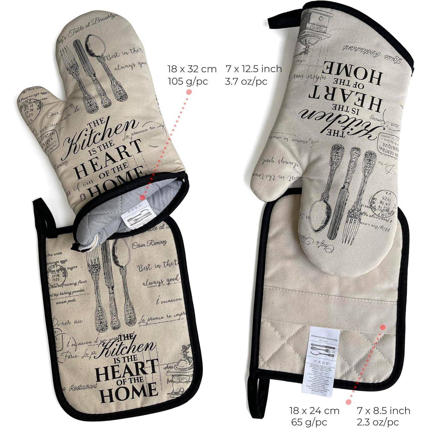 Zwei beige Küchenofenhandschuhe mit schwarzem Besatz und vintage Küchengeräte-Druck, mit der Aufschrift 
