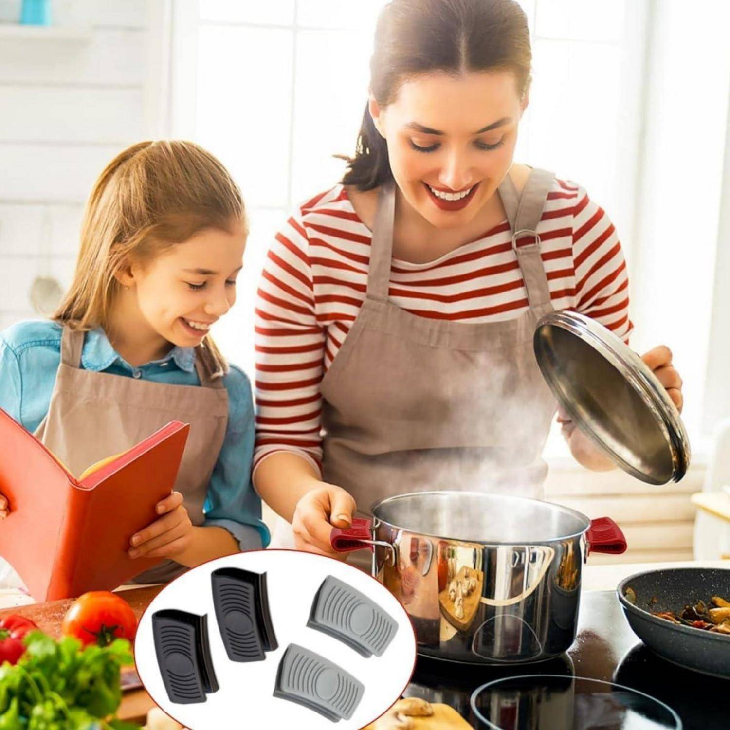 Mutter und Tochter kochen zusammen in einer Küche und rühren in einem dampfenden Topf; eine Einblendung zeigt vier schwarze und graue Topfgriffpolster.