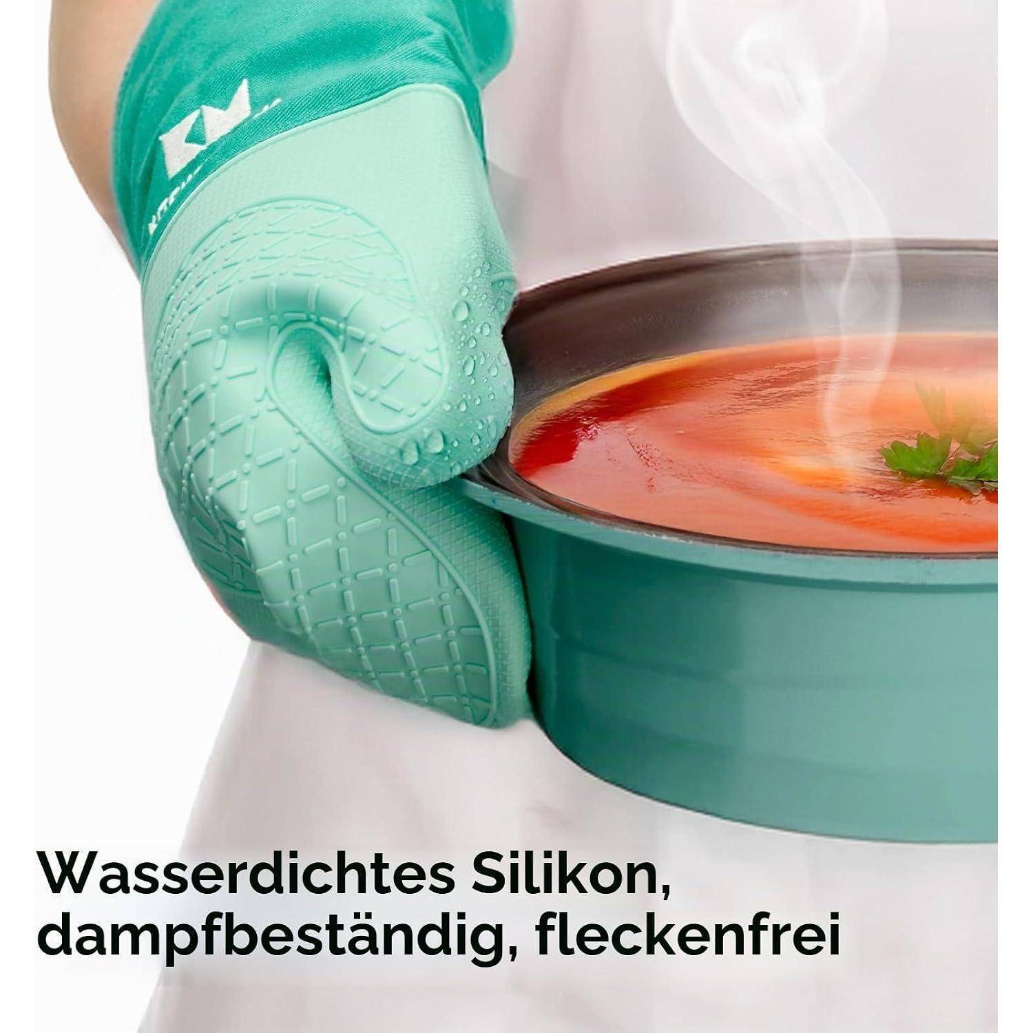 Nahaufnahme einer Person, die einen mintgrünen, hitzebeständigen Silikon-Ofenhandschuh trägt und einen dampfenden Topf hält; deutscher Text lautet „Wasserdichtes Silikon, dampfbeständig, fleckenfrei