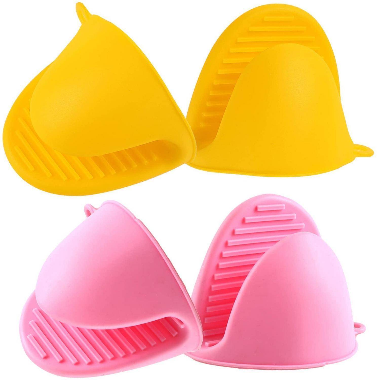 Zwei Paare Silikon-Ofenhandschuhe in Gelb und Rosa auf weißem Hintergrund, die wärmefeste Griffhandschuhe zeigen.