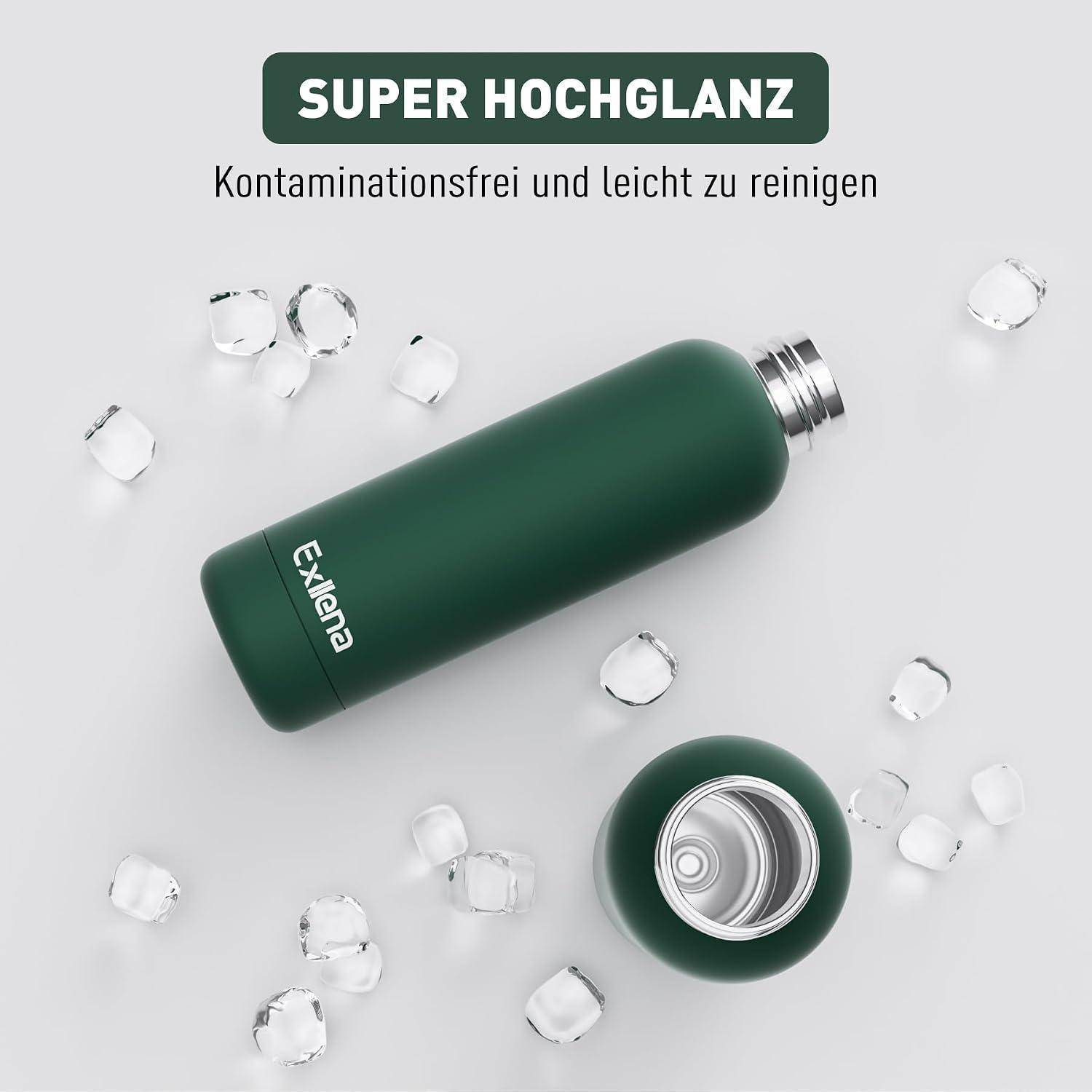 Grüne Exilea-Flasche auf hellem Hintergrund mit Eiswürfeln, beschriftet mit „SUPER HOCHGLANZ