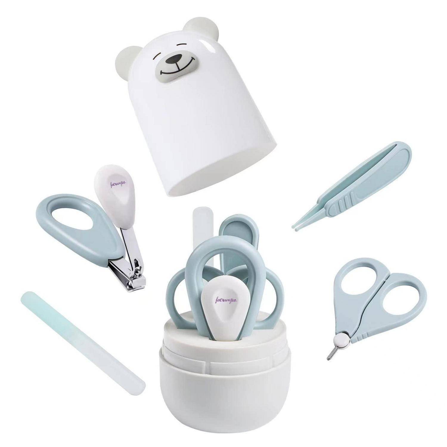 Pastell-Baby-Maniküre-Set mit bärenförmigem Etui, Nagelknipser, Pinzette, Schere und Feile auf weißem Hintergrund angeordnet.