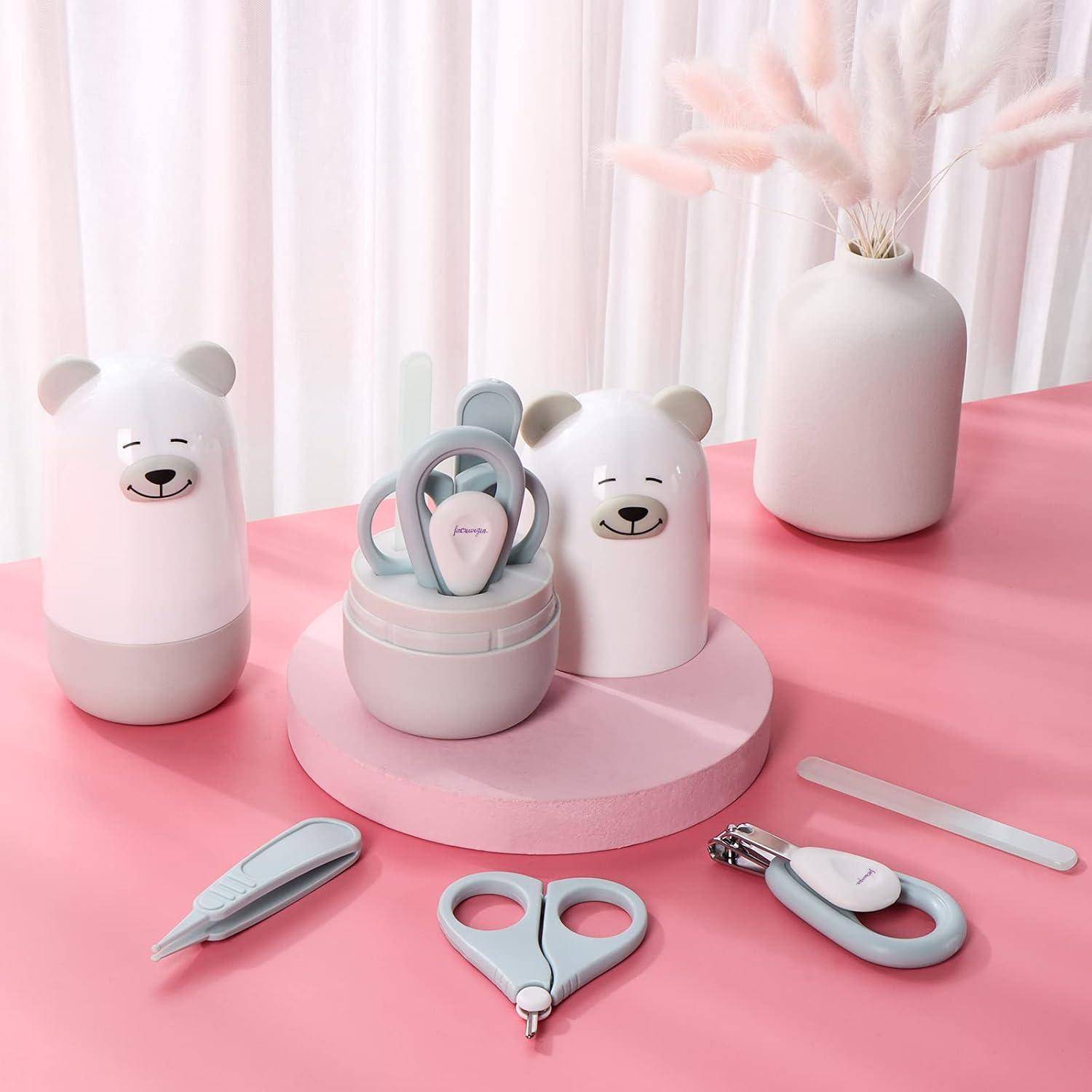 Pastellfarbenes bärenförmiges Maniküre-Set mit Nagelknipsern, Schere, Pinzette und einer Feile auf einer rosa Tischplatte, mit einer Vase im Hintergrund.