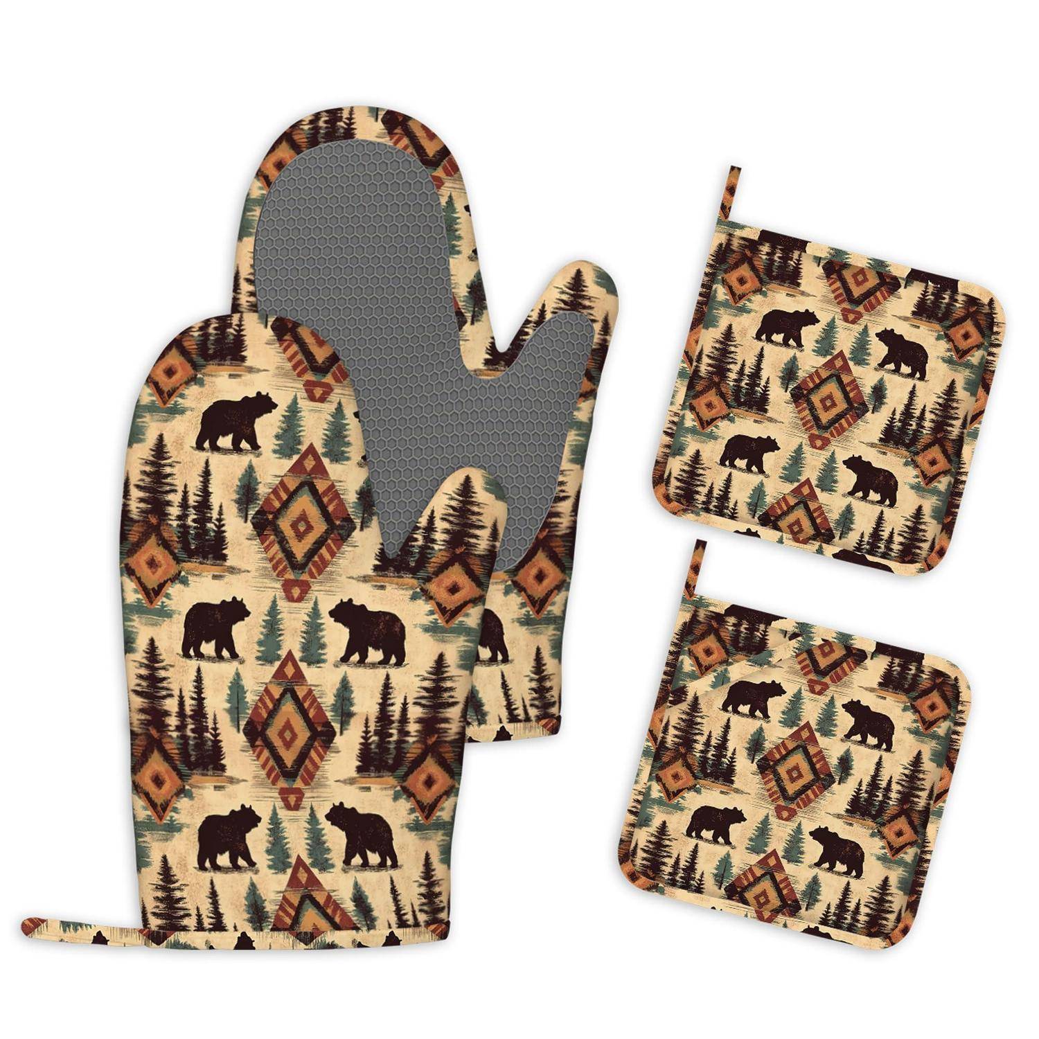 Gemusterter Ofenhandschuh, passendes Topflappen-Set und zwei kleine quadratische Taschen mit Bären- und Kiefernwald-Druck auf weißem Hintergrund.