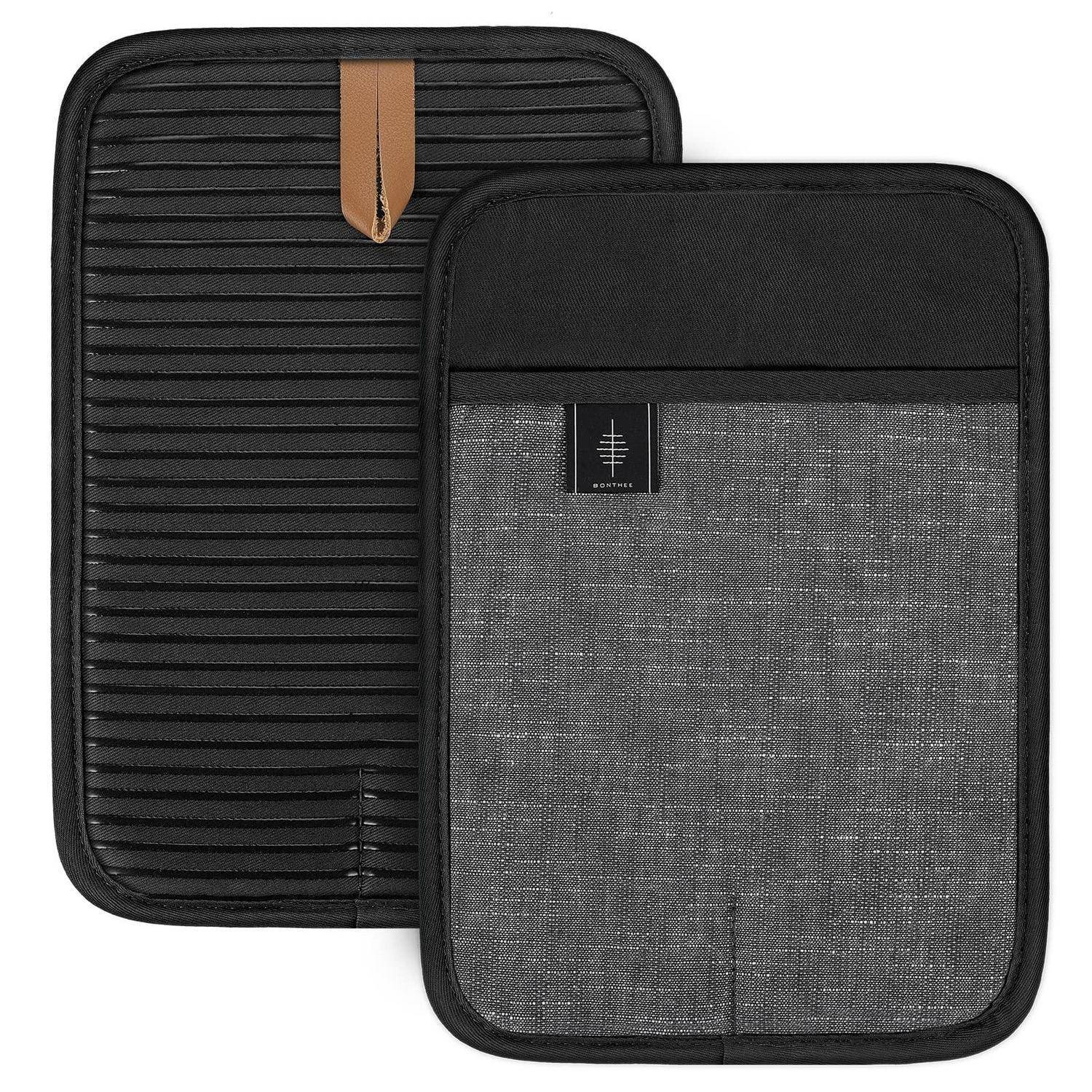 Zwei schwarze Tablet-Schutzhüllen, eine mit Rippenmuster und braunem Zugband und eine aus grauem Stoff mit schwarzem Rand und kleinem Logo-Patch.