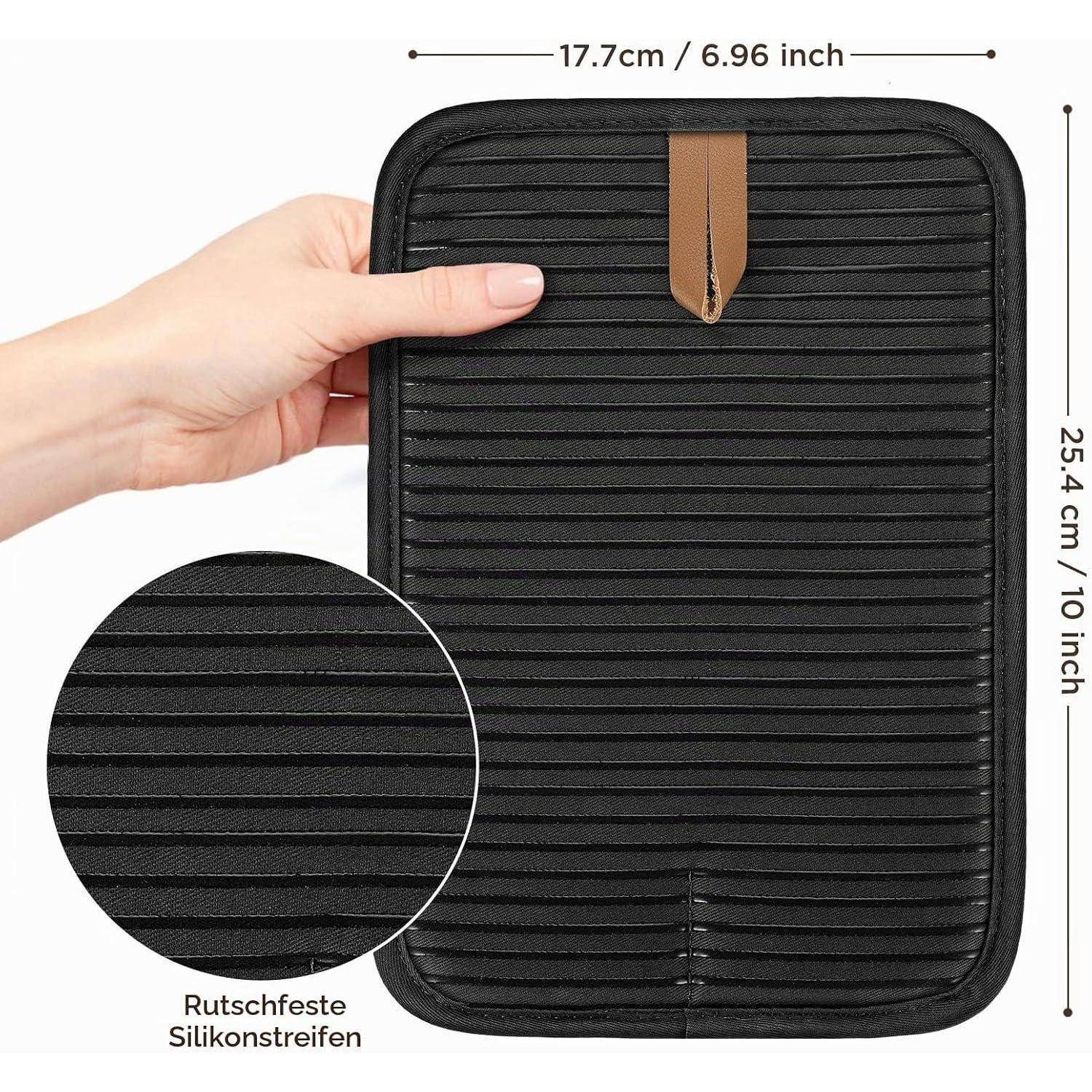 Schwarze rechteckige Silikonmatte mit braunem Zuglappem, gezeigt mit Abmessungen von 17,7 cm x 25,4 cm und einer Nahaufnahme mit der Bezeichnung „Rutschfeste Silikonstreifen