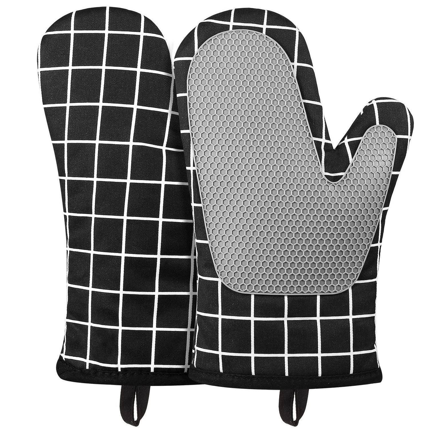 Paar schwarzweißer karierter Ofenhandschuhe mit grauer wärmefester Handflächenpolsterung, von vorne und hinten auf weißem Hintergrund gezeigt.