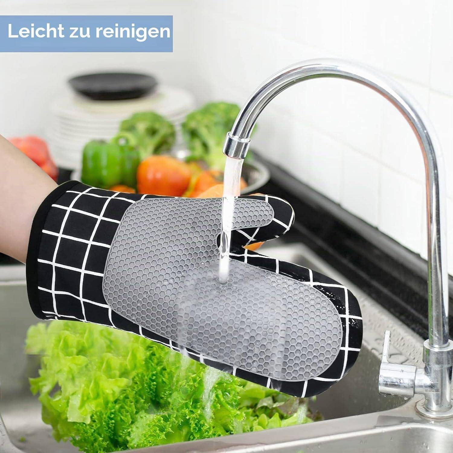 Schwarz-weiß karierter Küchenhandschuh mit strukturiertem grauem Griff wird unter einem Küchenwasserhahn über einem Spülbecken mit Gemüse abgespült; Text sagt „Leicht zu reinigen