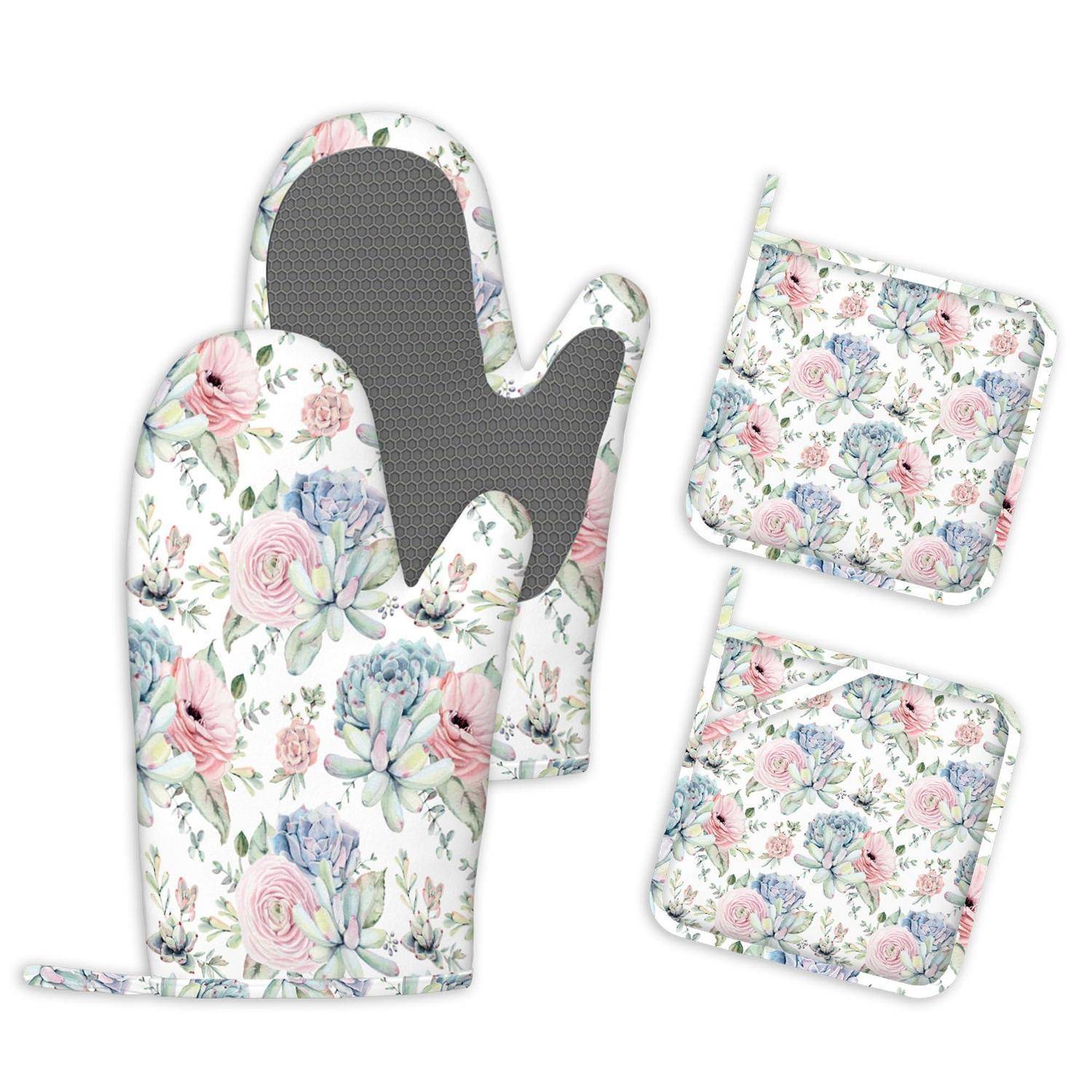 Blumige Ofenhandschuhe und passende Topflappen mit pastellfarbenem Blumendruck und grauer wärmefester Rückseite auf weißem Hintergrund.