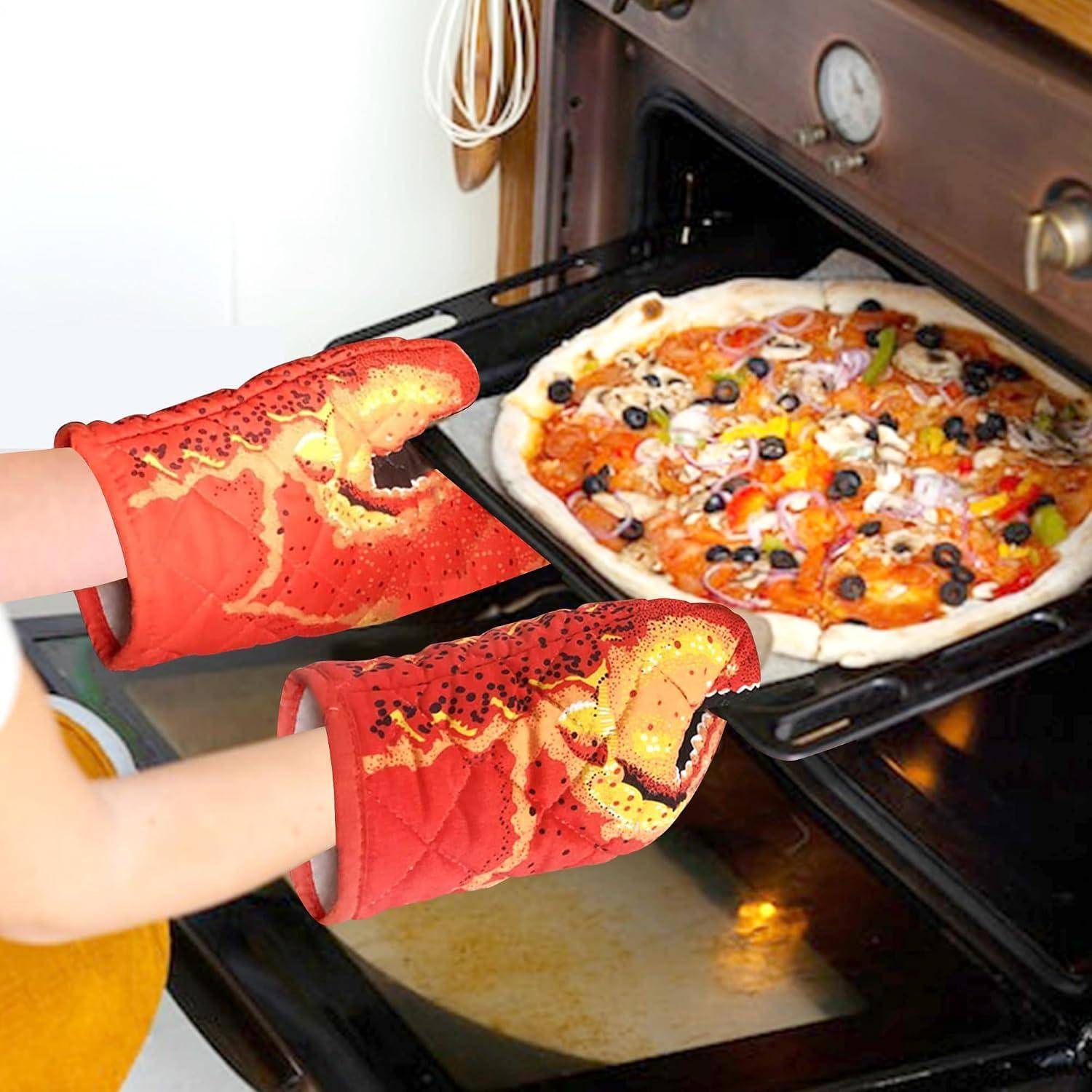Hände mit roten Ofenhandschuhen nehmen eine Pizza auf einem Backblech aus dem Ofen.