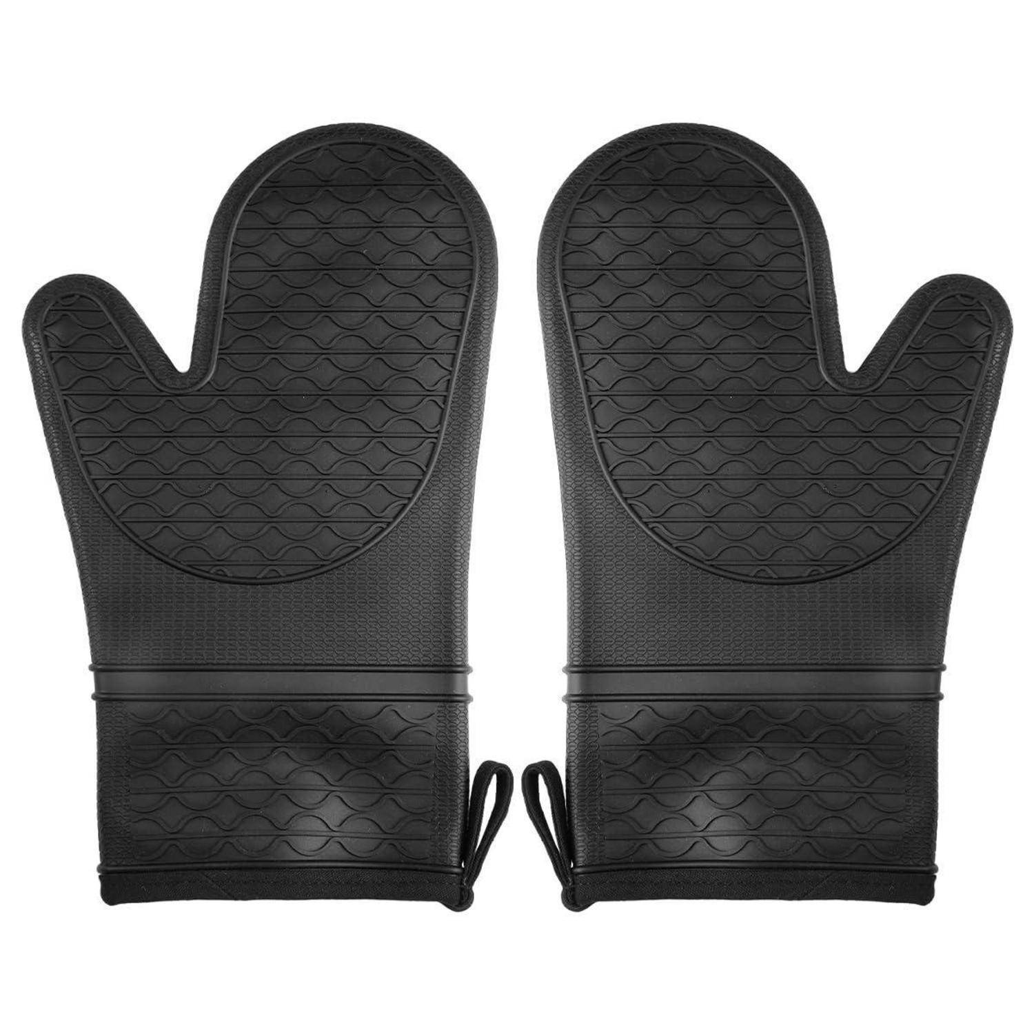 Paar schwarze Silikon-Ofenhandschuhe auf weißem Hintergrund, nebeneinander angeordnet mit Aufhängeschleifen in der Nähe der Manschetten.