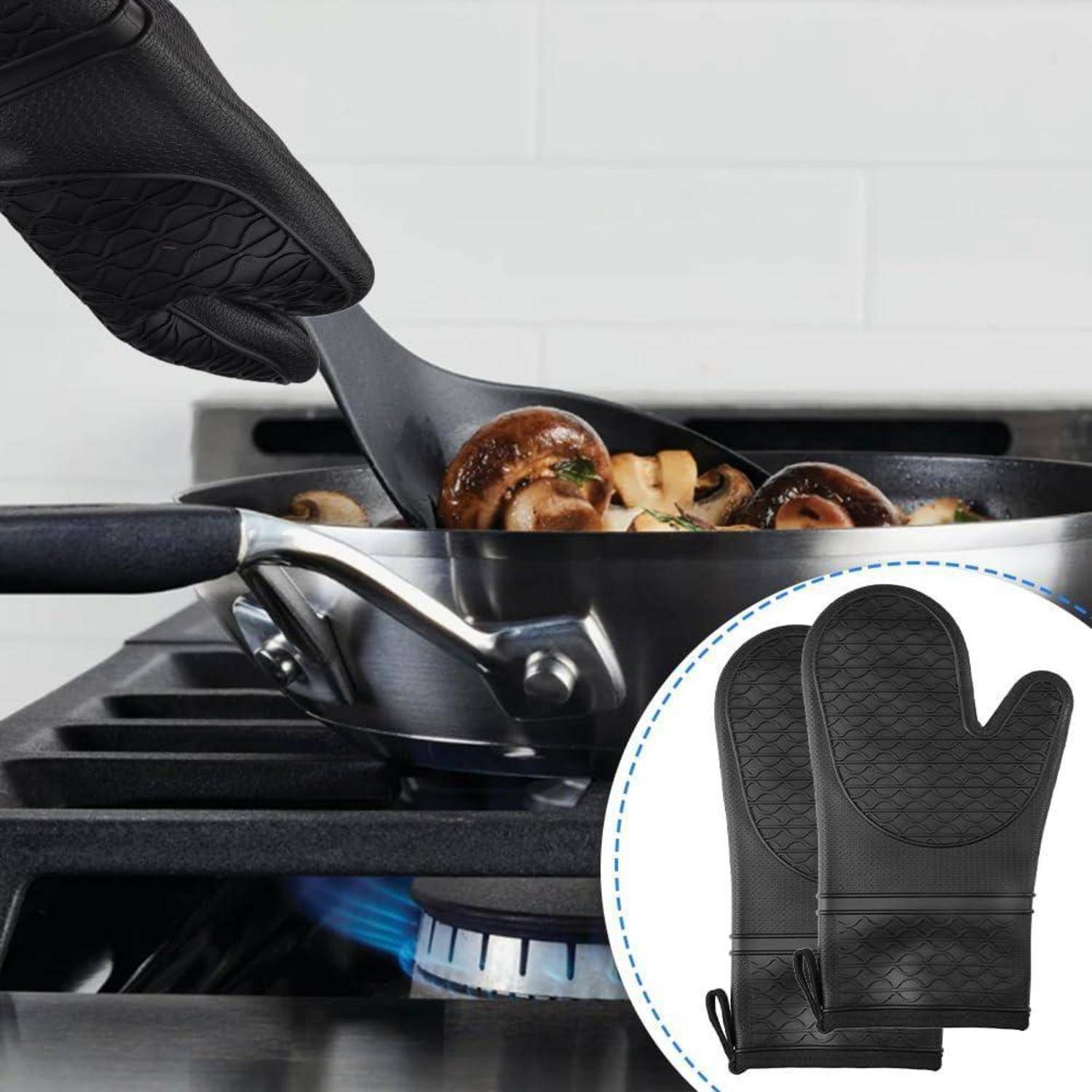 Behandschuhte Hand benutzt einen schwarzen Ofenhandschuh, um Lebensmittel aus einer heißen Pfanne auf einem Gasherd zu heben; die Einfügung zeigt das Paar gesteppter Ofenhandschuhe.