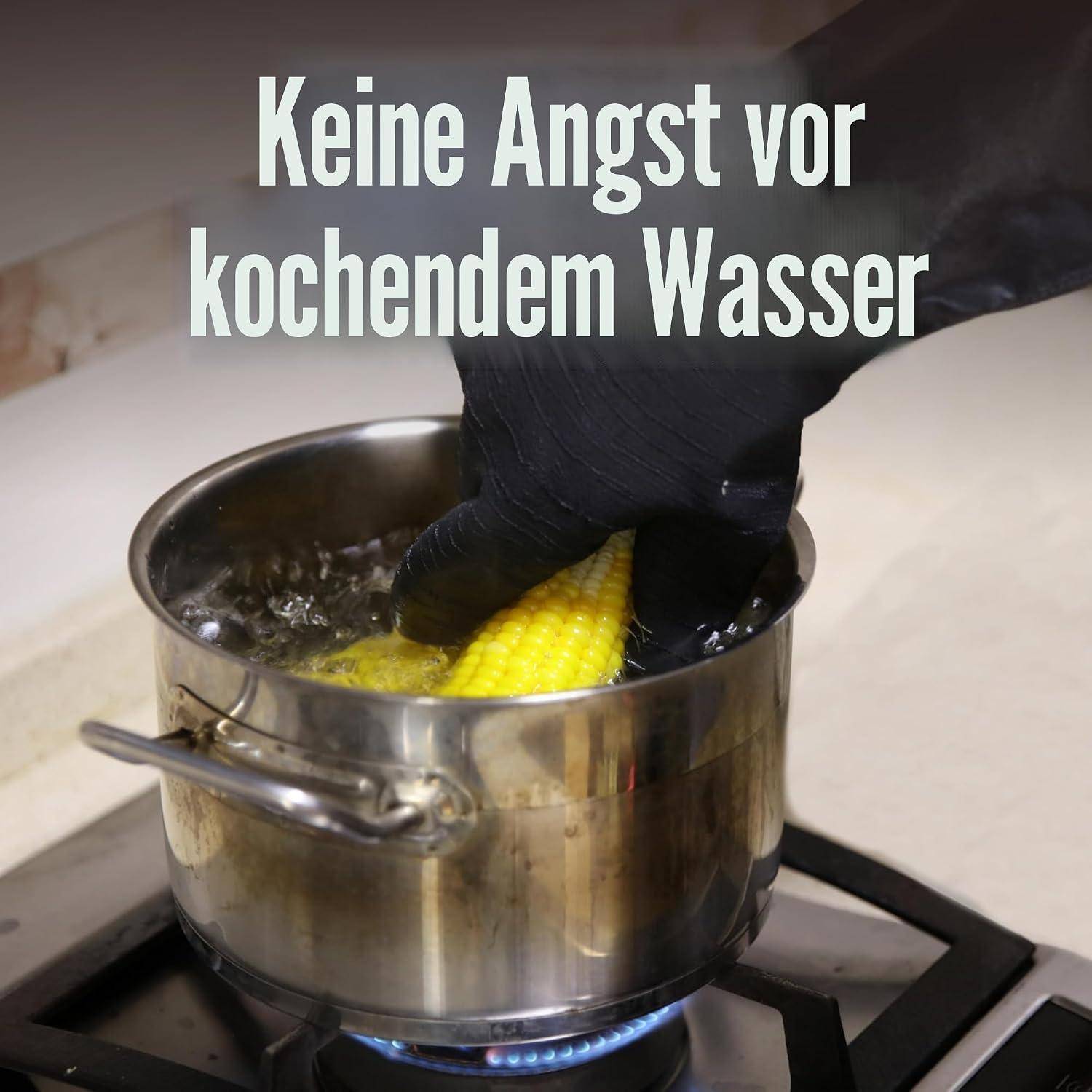 Eine behandschuhte Hand senkt Mais in einen kochenden Topf; der Text sagt „Keine Angst vor kochendem Wasser