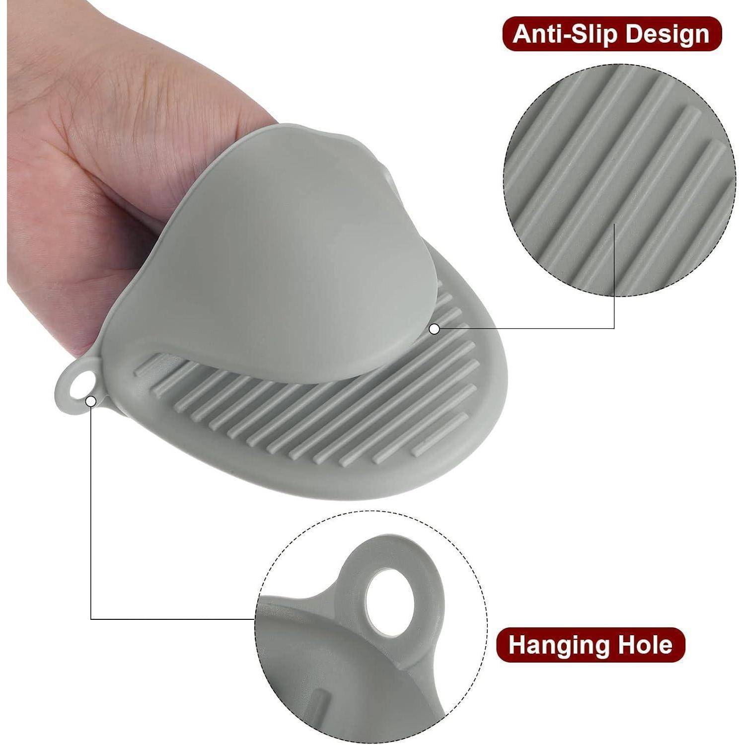 Graue Silikongriffmatte in einer Hand gehalten, zeigt eine gerippte rutschfeste Oberfläche und ein Aufhängeloch, mit eingefügten Beschriftungen „Rutschfestes Design