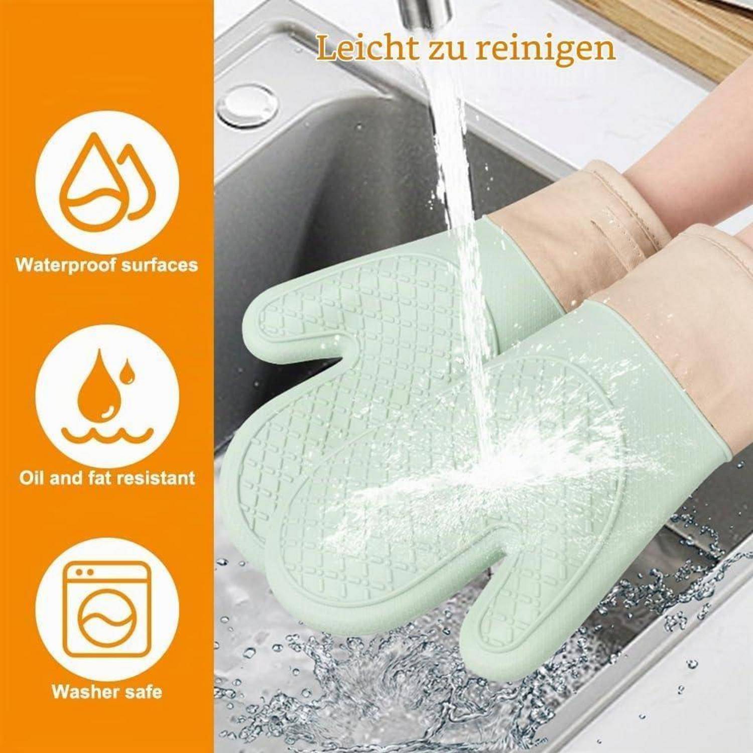 Minzgrüne Reinigungshandschuhe werden unter fließendem Wasser in einem Spülbecken ausgespült; Symbole an der Seite zeigen wasserdicht, öl- und fettbeständig sowie waschmaschinen-geeignet.