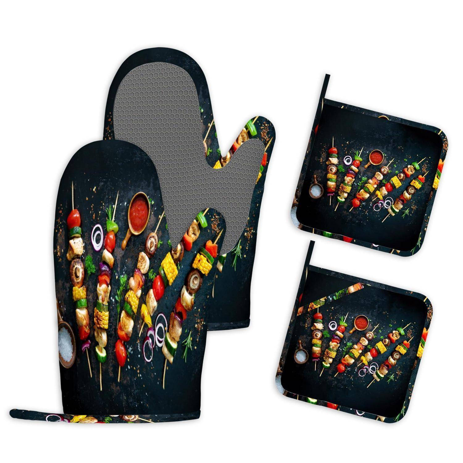 Set aus Küchenofenhandschuhen und passenden Topflappen mit buntem Lebensmittel-Druckdesign auf schwarzem Hintergrund.