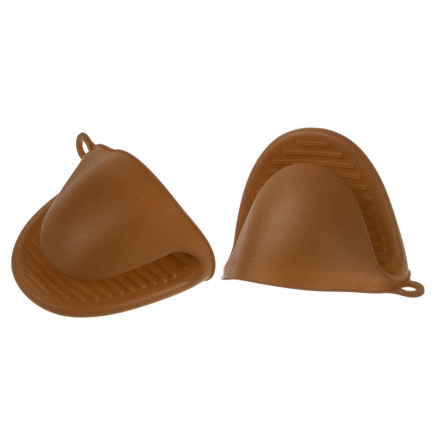 Paar braune Silikon-Ofenhandschuhe in Form kleiner Pads, von vorne und von hinten auf weißem Hintergrund gezeigt.