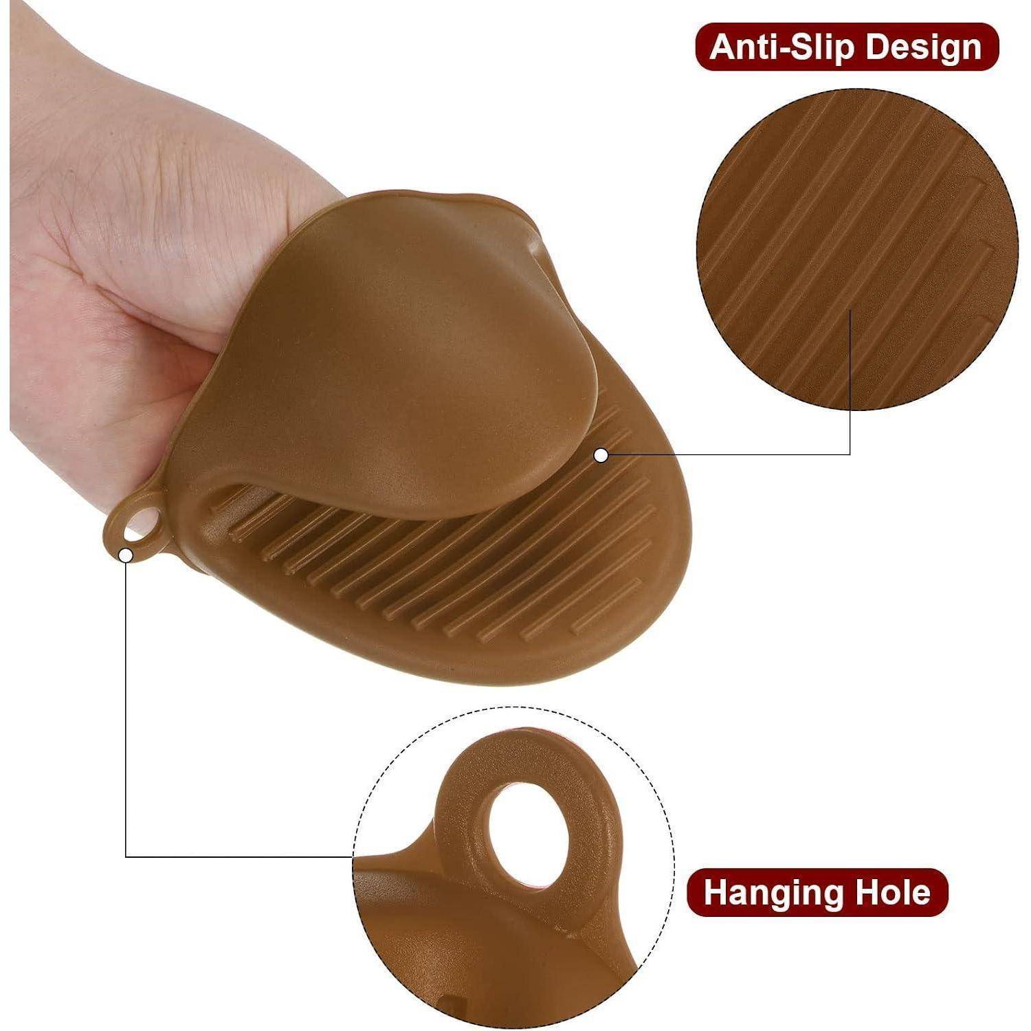 Braune Silikonbeutel mit rutschfester Rippoberfläche und Aufhängeloch, in der Hand gezeigt mit Nahaufnahmen mit den Beschriftungen „Rutschfestes Design