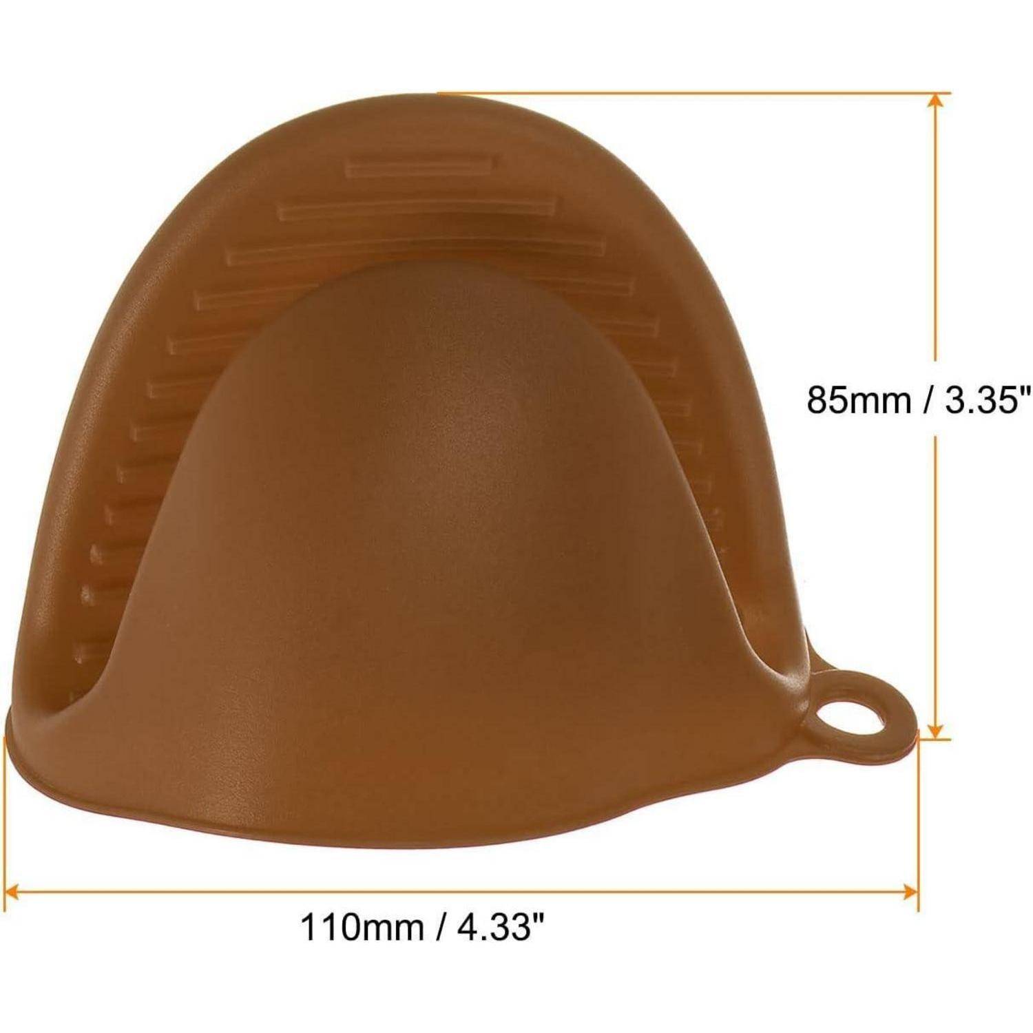 Braune silikonformige kuppelförmige Tassenabdeckung mit Griff, gezeigt mit Größenetikett 110 mm breit und 85 mm hoch.
