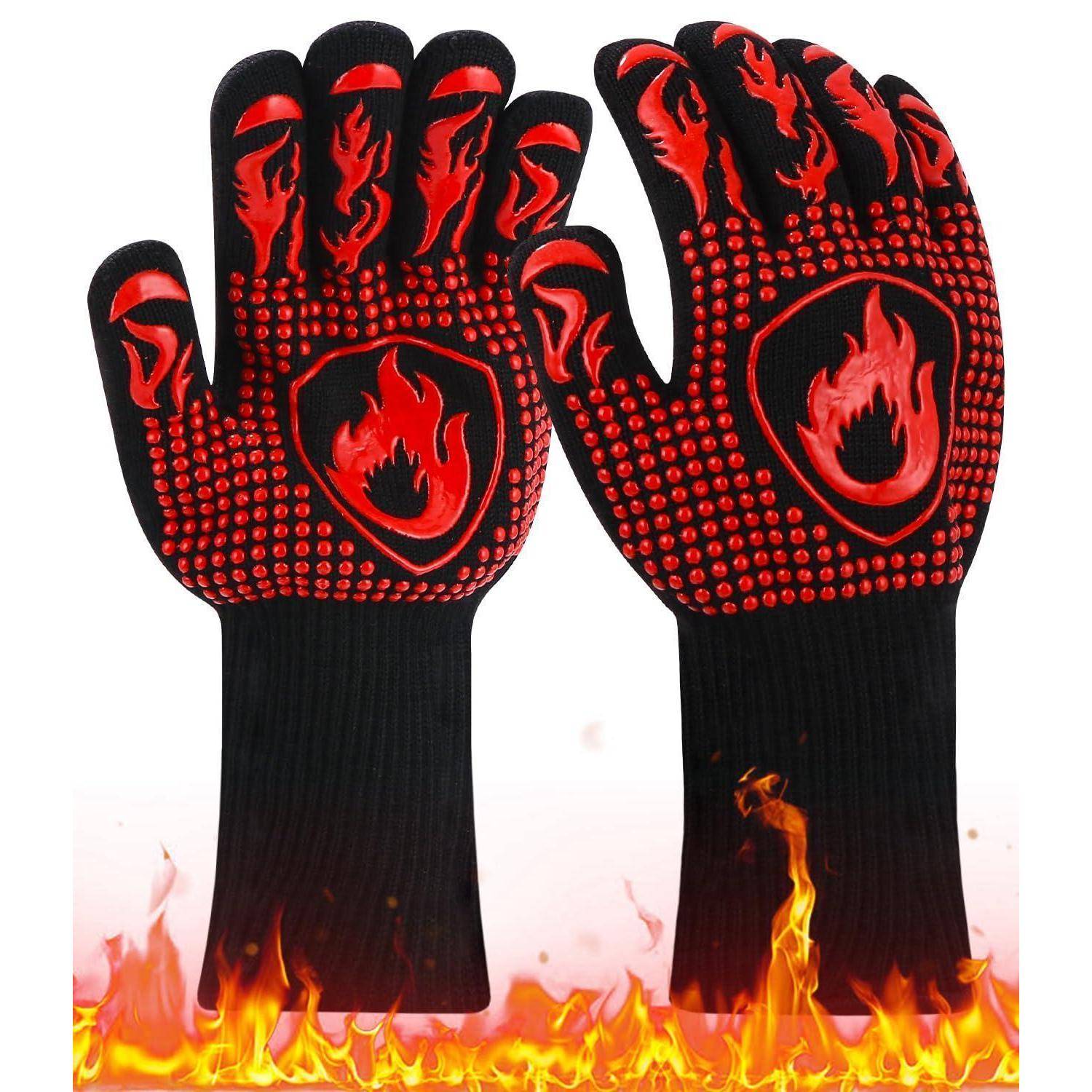 Paar schwarze hitzebeständige Handschuhe mit roten Silikongriffpunkten und Flammengraiken, vor weißem Hintergrund mit Flammen am unteren Rand gezeigt.