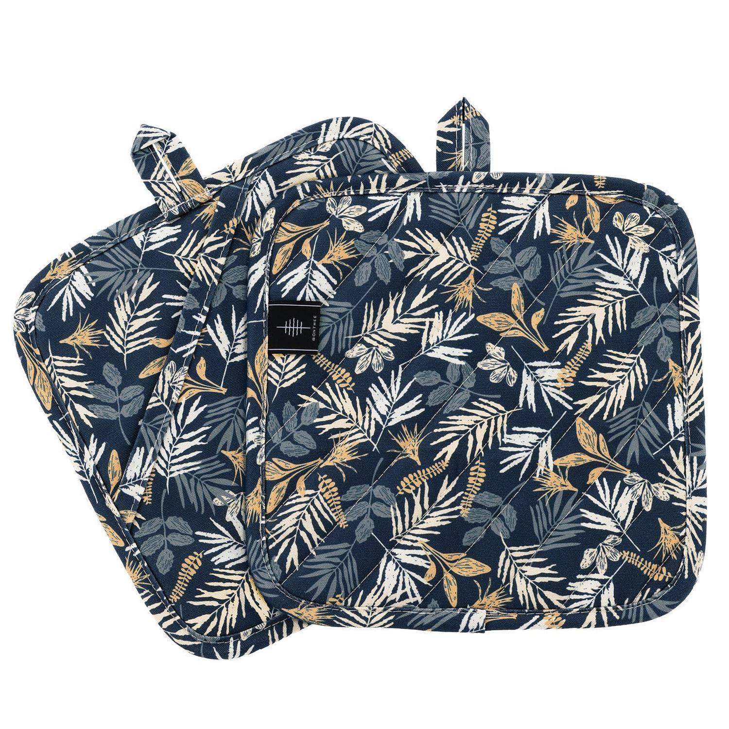 Paar marineblaue, gemusterte, gesteppte Ofenhandschuhe oder Topflappen mit Aufhängeschleifen.