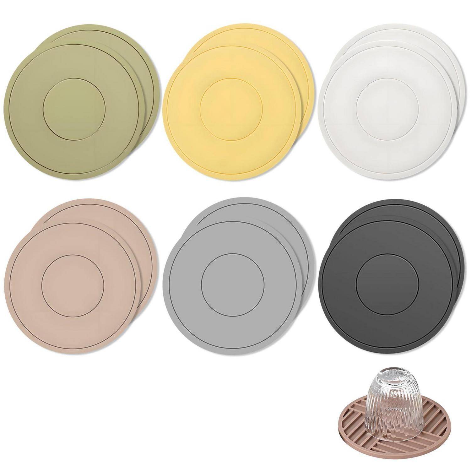 Sechs runde Silikon-Tischsets in verschiedenen Farben, wobei eines dargestellt wird, das ein umgestürztes Glas auf einer Schlitzfläche hält.