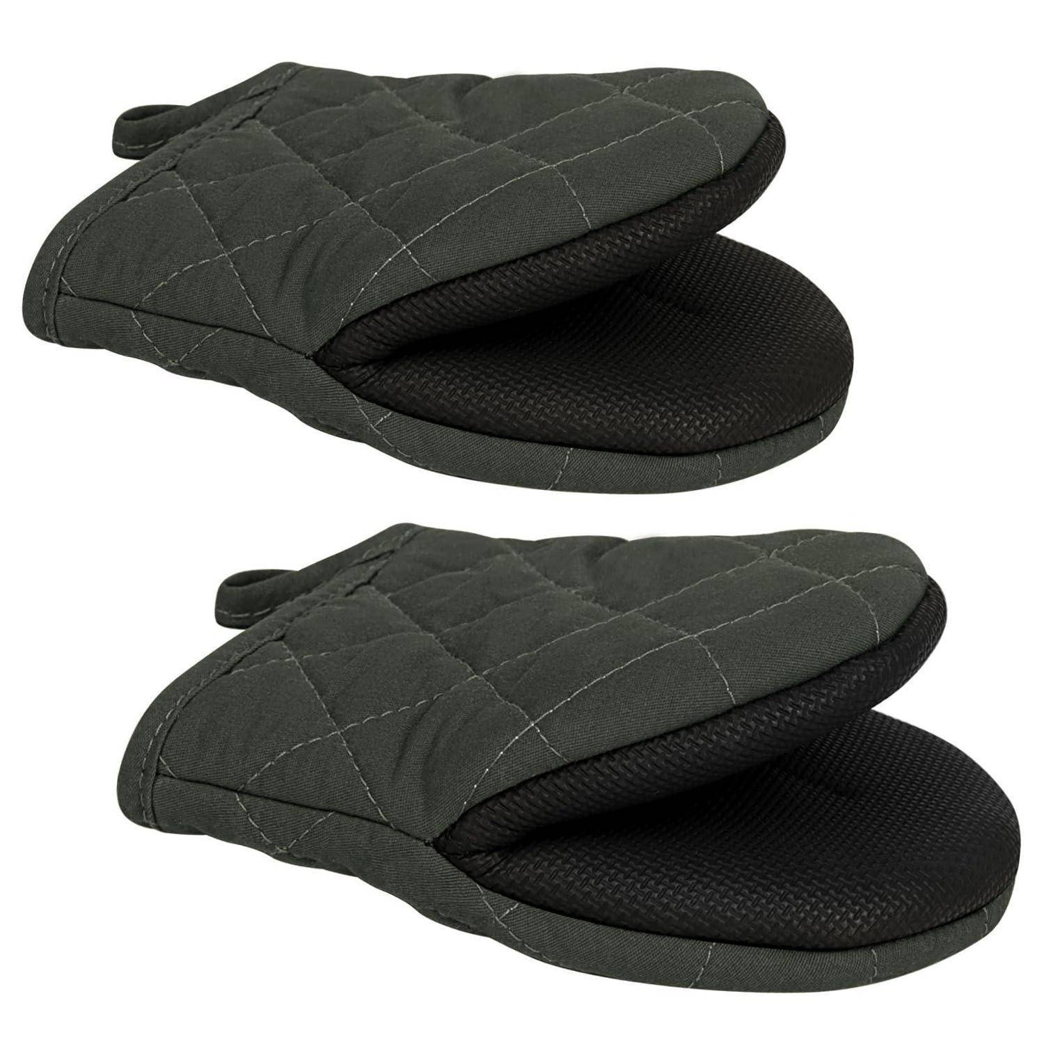 Paar schwarze gesteppte Ofenhandschuhe oder hitzebeständige Handschuhe auf weißem Hintergrund, von der Seite gezeigt mit offenen Bündchen.