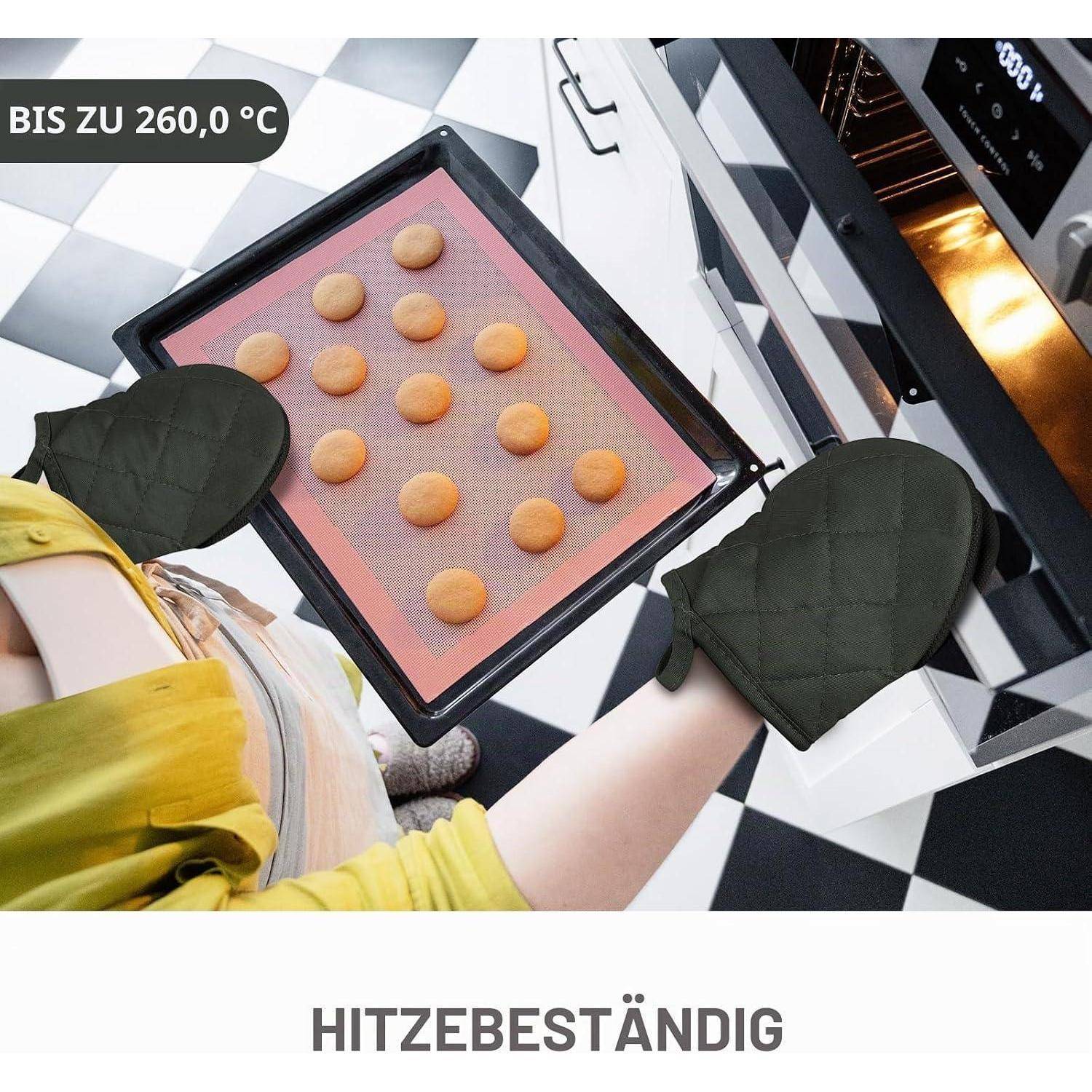 Ofenhandschuh mit hitzebeständigen Fäustlingen, der ein Backblech mit kleinen Brötchen hält; deutscher Text sagt „bis zu 260,0 °C