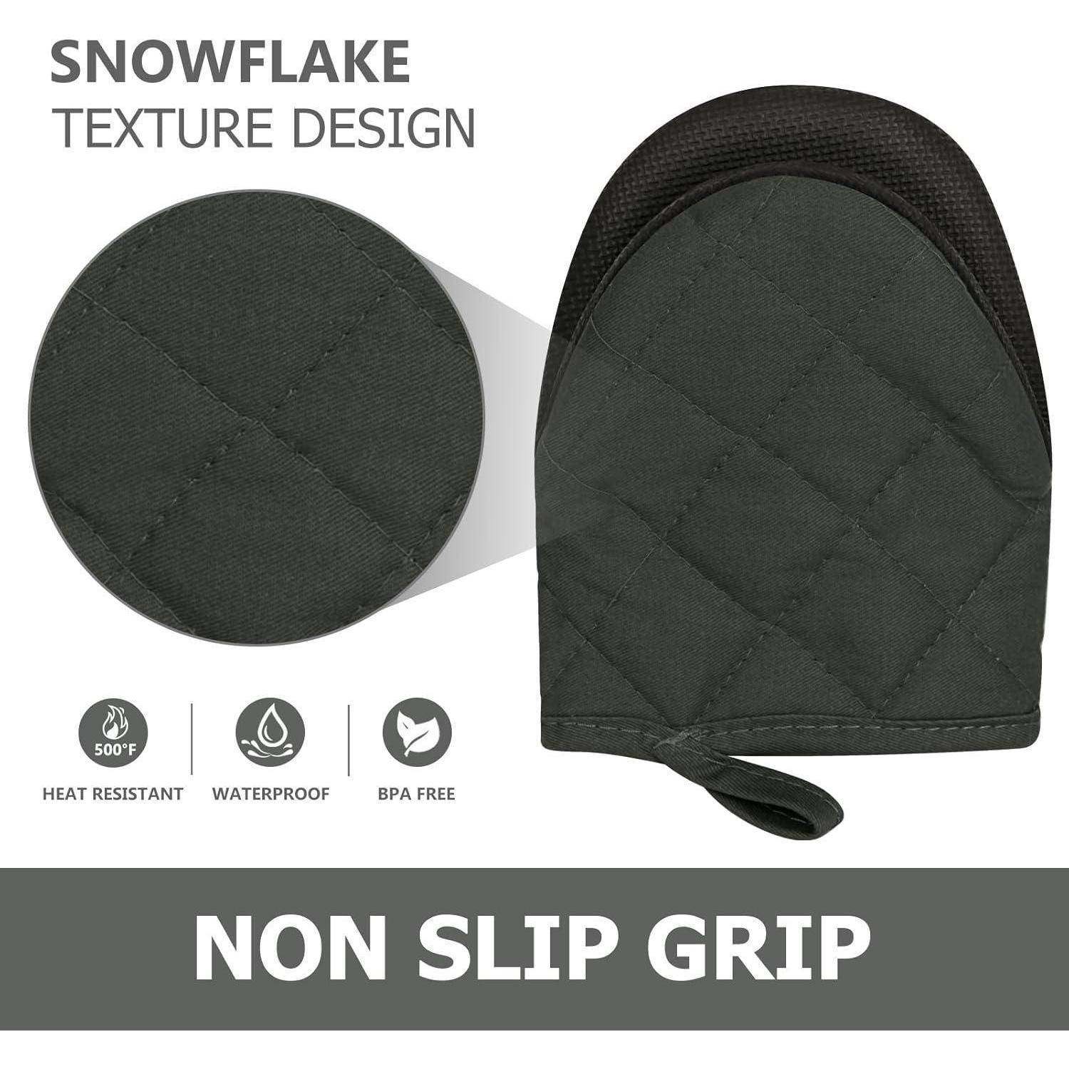 Produktbild eines dunklen gesteppten Ofenhandschuhs mit Schneeflocken-Textur und rutschfestem Griff, beschriftet mit wärmefest, wasserdicht und BPA-frei.