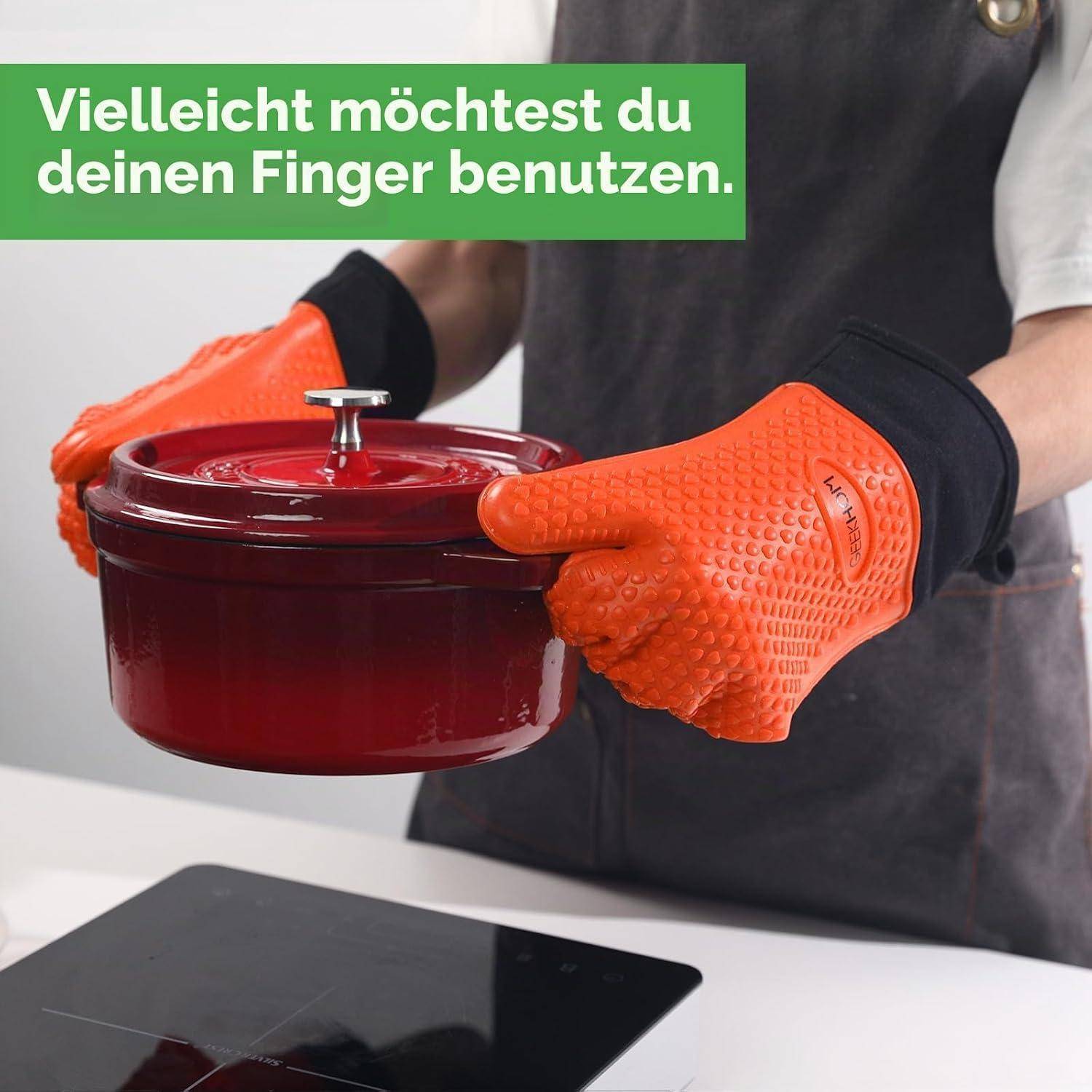 Person trägt orange hitzebeständige Handschuhe und hebt eine rote Glasbackform an; deutscher Text sagt „Vielleicht solltest du deinen Finger benutzen.