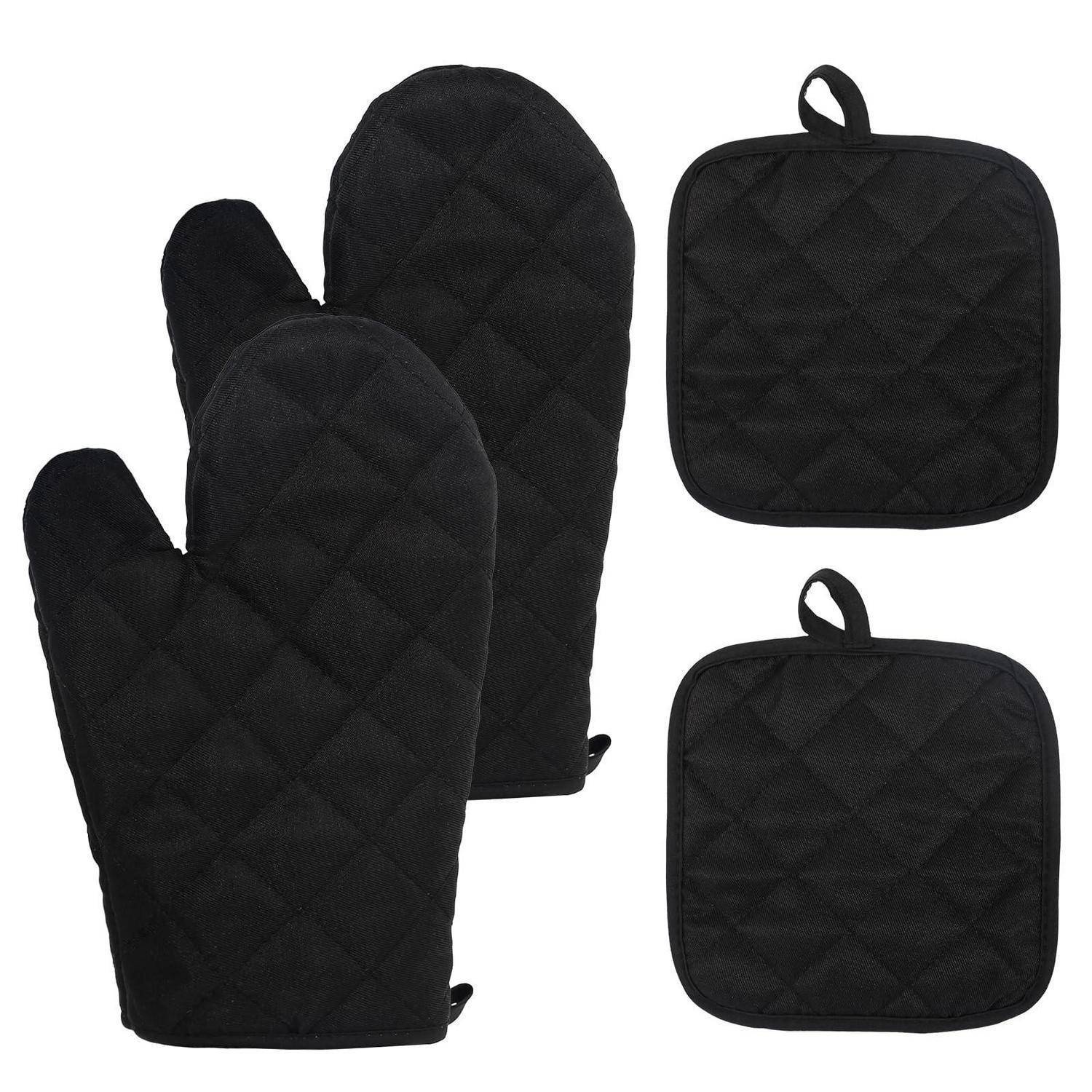 Schwarze gesteppte Ofenhandschuhe mit zwei passenden quadratischen Topflappen, auf weißem Hintergrund abgebildet.