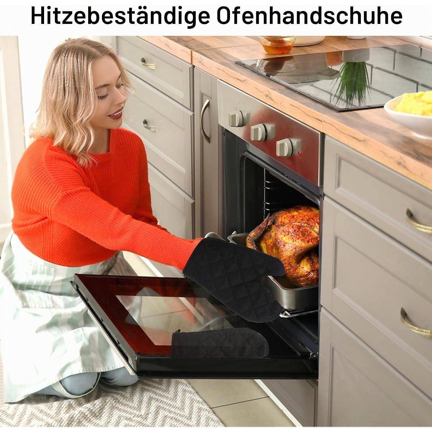 Frau mit hitzebeständigen Ofenhandschuhen zieht ein gebratenes Hähnchen aus einem Ofen in einer modernen Küche; der Text lautet „Hitzebeständige Ofenhandschuhe