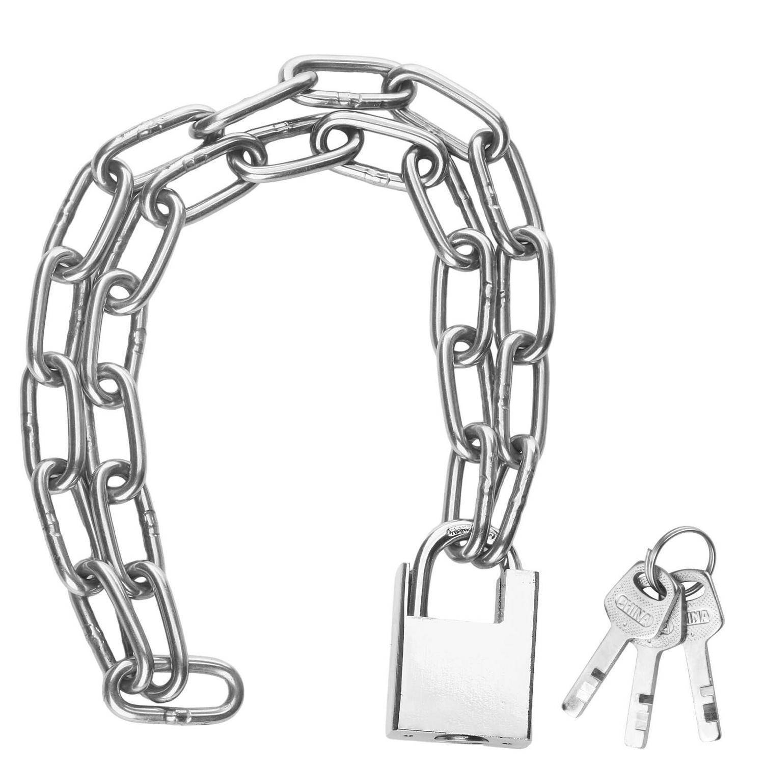 Metallkette mit einem Vorhängeschloss und drei Schlüsseln auf weißem Hintergrund, die Sicherheit oder gesperrten Zugriff symbolisiert.